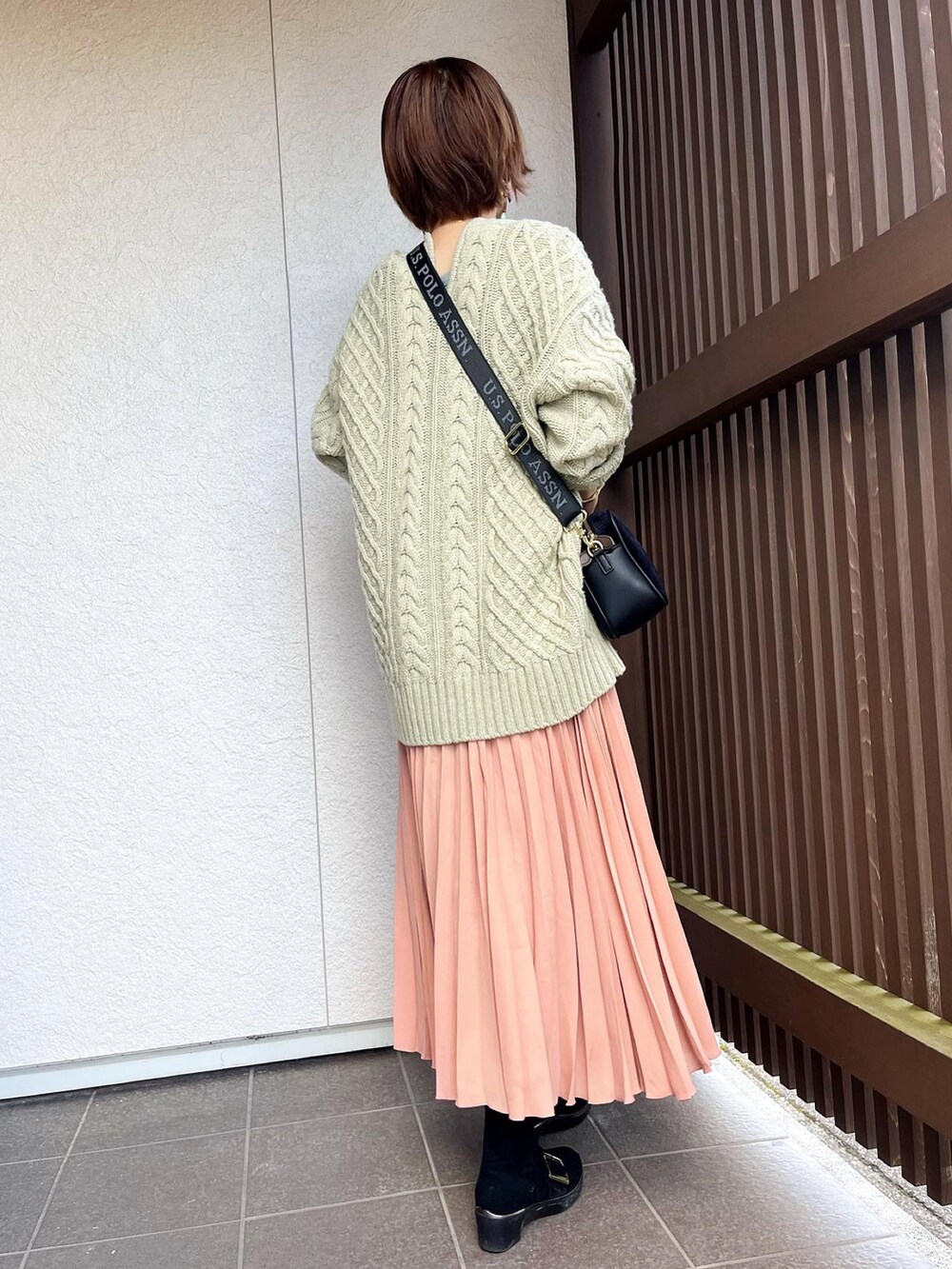「秋ルック紹介するよ、秋冬コーデ、オトナ女子、ニットコーデ、通勤スタイル、カジュアルスタイル」｜「B:MING LIFE STORE by BEAMSのアイテム（スカート、ピンク系）」を使った、えりりんさん（レディース・161cm）の秋コーディネートの3枚目の写真