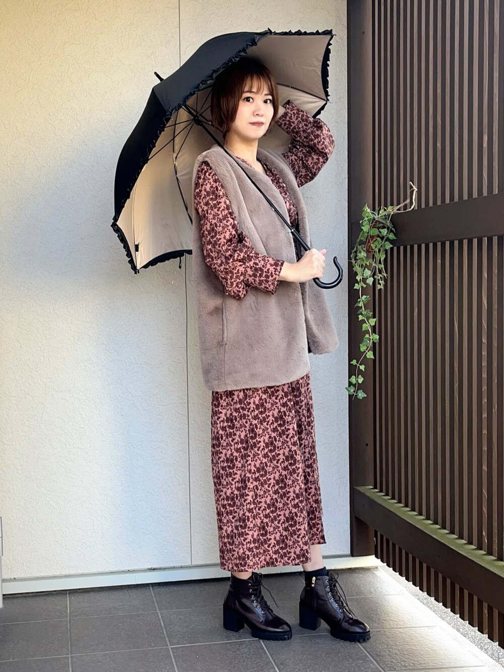 「秋服コーデ、シンプルコーデ、オトナカジュアル、大人コーデ、キレイめカジュアル、今日のコーデ」｜「NANO universeのフラワープリントワンピース（ワンピース、ピンク系）」を使った、えりりんさん（レディース・161cm）の秋コーディネートの2枚目の写真