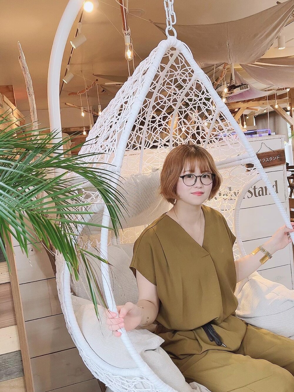 ブラウン系のオールインワン・サロペット、ブラック系のサンダル、ブラック系のメガネを着用したレディースの秋コーディネートの2枚目の写真