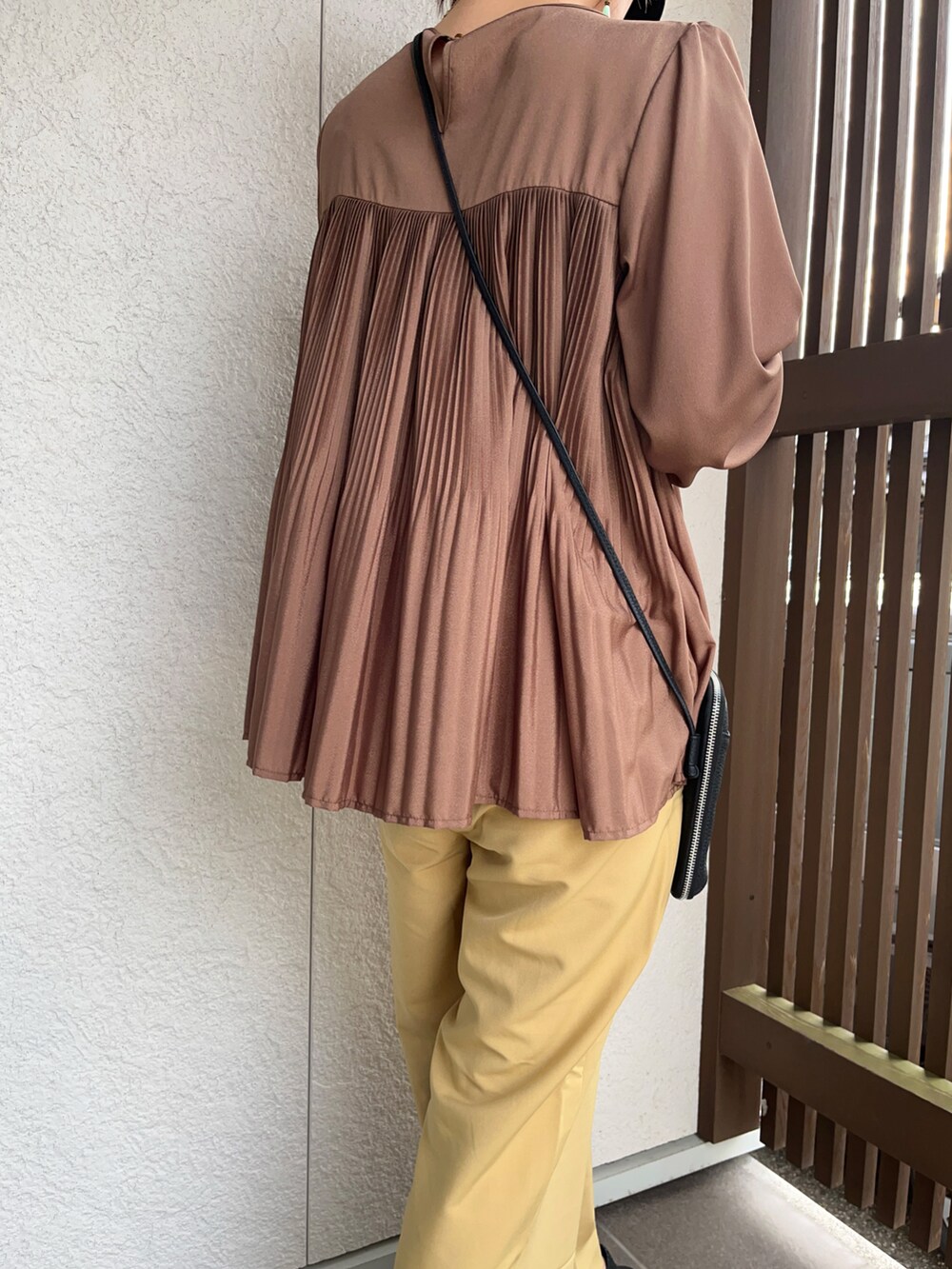 「秋コーデ、大人カジュアル、秋カラー、大人コーデ、ママファッション、骨格ストレート、キレイめ、秋先取りコーデ」｜「Twenty Threeのアイテム（シャツ/ブラウス、ブラウン系）」を使った、えりりんさん（レディース・161cm）の秋コーディネートの5枚目の写真
