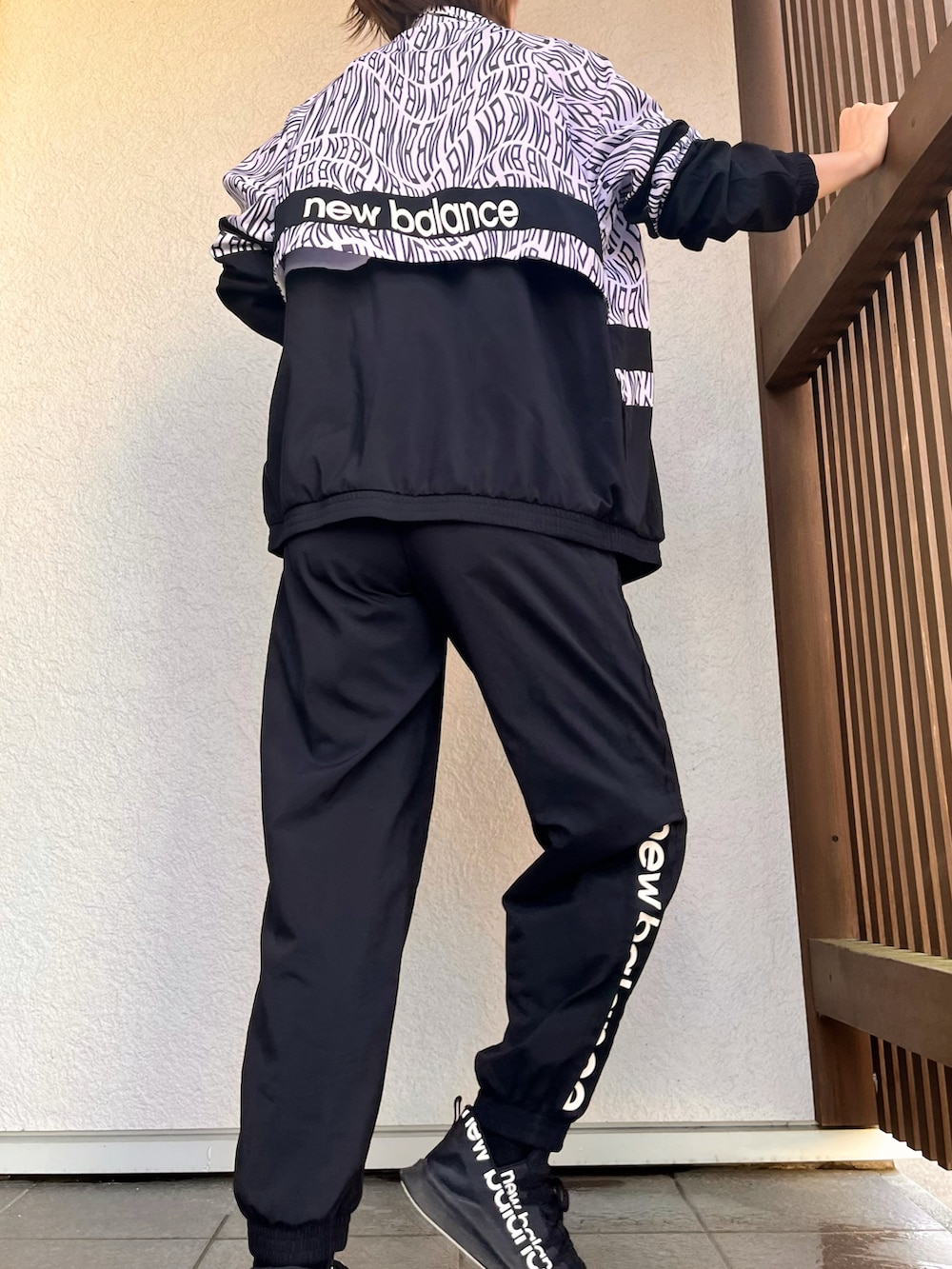 「秋服まるっと大公開、オトナカジュアル、スポーツミックス、スポーツウェア、ファッションを楽しもう」｜「NEW BALANCEのニューバランス New Balance ウーブンストレッチジョガー_（その他パンツ、ブラック系）」を使った、えりりんさん（レディース・161cm）の秋コーディネートの4枚目の写真