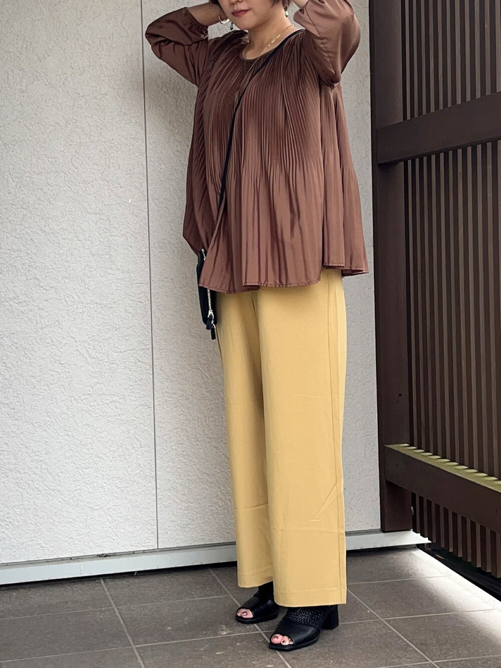 「秋コーデ、大人カジュアル、秋カラー、大人コーデ、ママファッション、骨格ストレート、キレイめ、秋先取りコーデ」｜「Twenty Threeのアイテム（シャツ/ブラウス、ブラウン系）」を使った、えりりんさん（レディース・161cm）の秋コーディネートの3枚目の写真