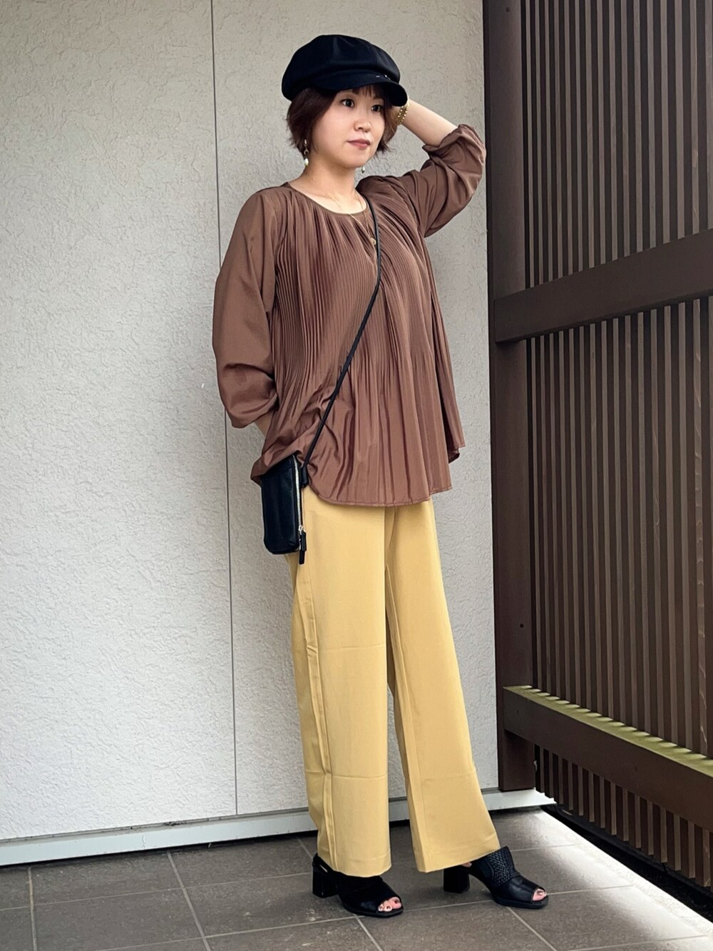 「秋コーデ、大人カジュアル、秋カラー、大人コーデ、ママファッション、骨格ストレート、キレイめ、秋先取りコーデ」｜「Twenty Threeのアイテム（シャツ/ブラウス、ブラウン系）」を使った、えりりんさん（レディース・161cm）の秋コーディネートの2枚目の写真