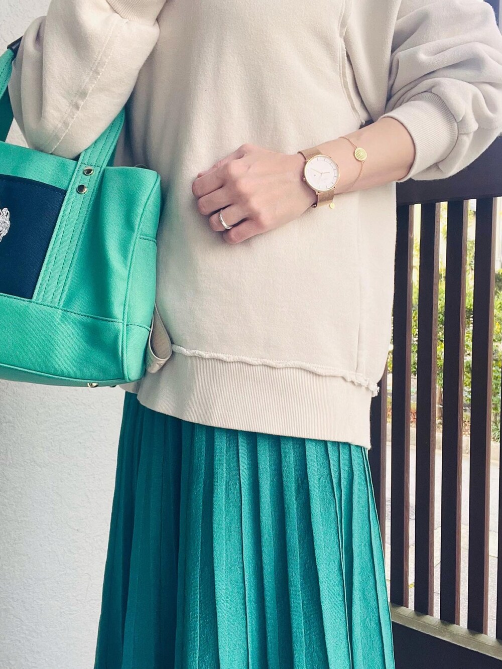 「秋冬コーデ、シンプルコーデ、お出かけコーデ、秋コーデ、おしゃれさんと繋がりたい、パーカーコーデ」｜「THE SHINZONEのPLEATS KNIT SKIRT（スカート、グリーン系）」を使った、えりりんさん（レディース・161cm）の秋コーディネートの3枚目の写真