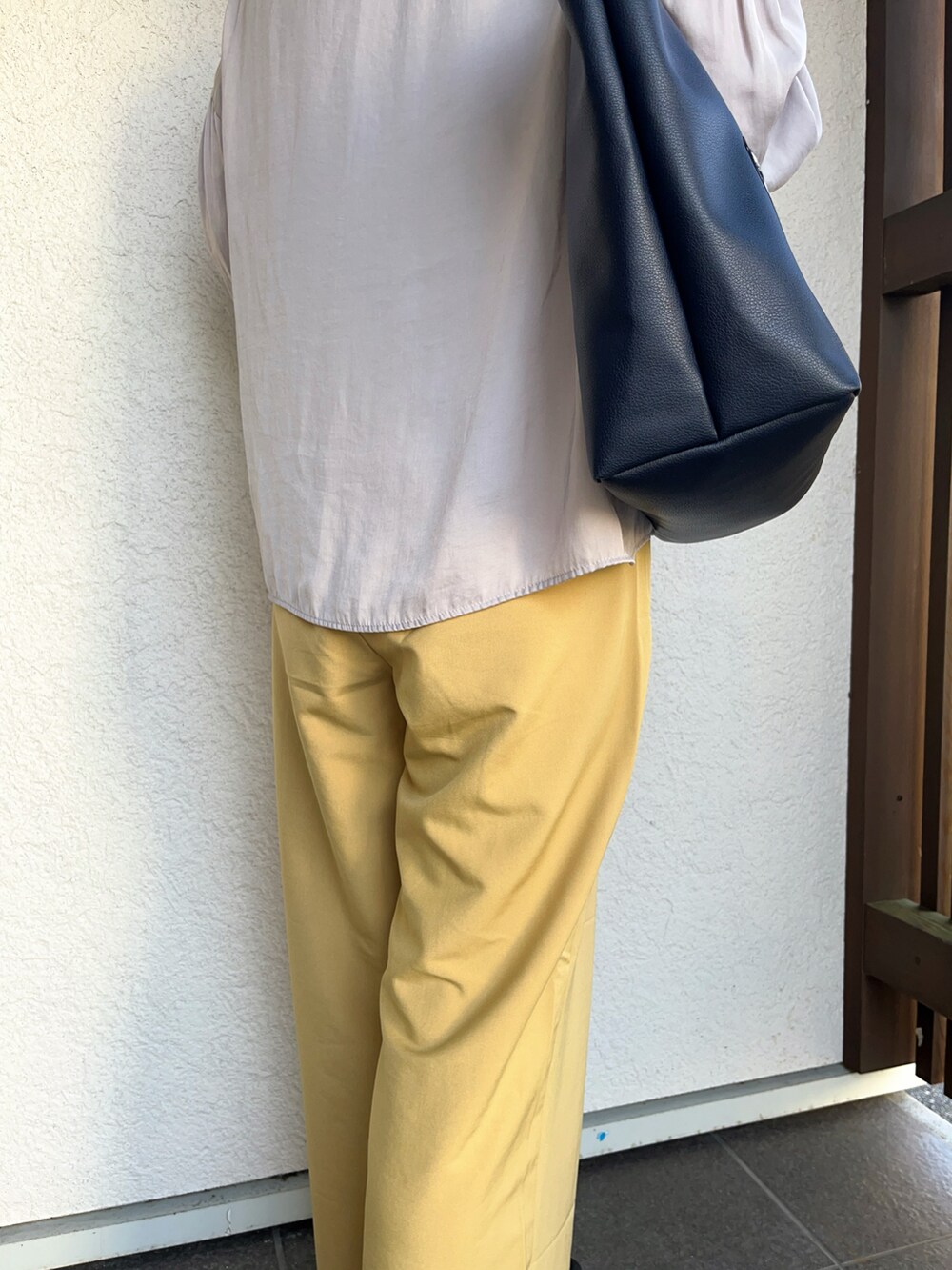「秋服コーデ、休日スタイル、大人カジュアル、ラクチンコーデ、大人女子、秋のコーデ、カジュアルガーリー、秋ルック紹介するよ」｜「mis zapatosの合皮ロングスカートトート（トートバッグ、ブルー系）」を使った、えりりんさん（レディース・161cm）の秋コーディネートの4枚目の写真