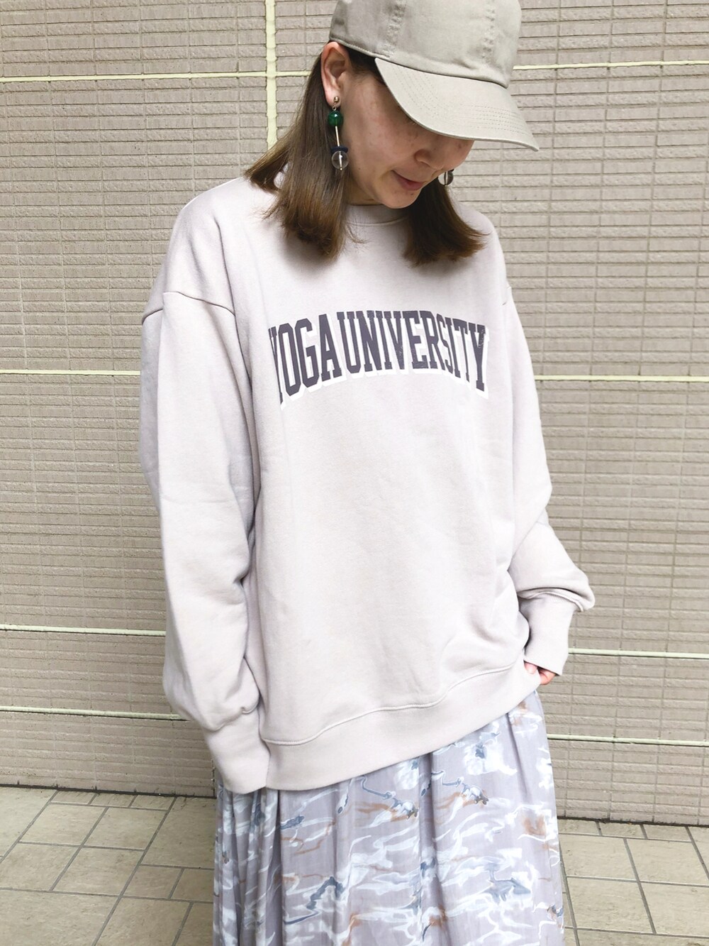 ベージュ系のワンピース、グレー系のスニーカーを着用したレディースの秋コーディネートの2枚目の写真