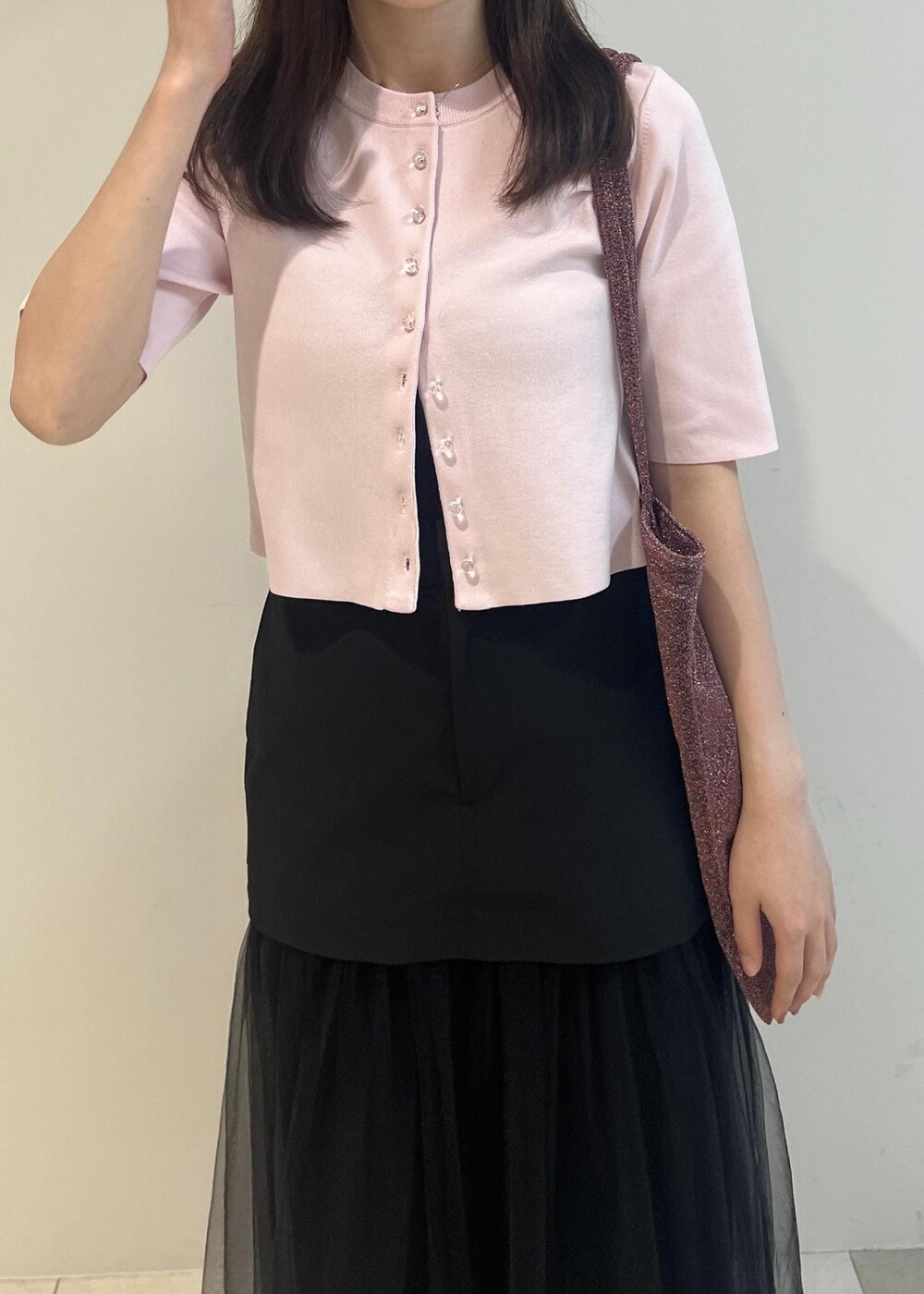 ブラック系のローファー、ブラック系のスカート、ピンク系のトートバッグを着用したレディースの夏コーディネートの4枚目の写真