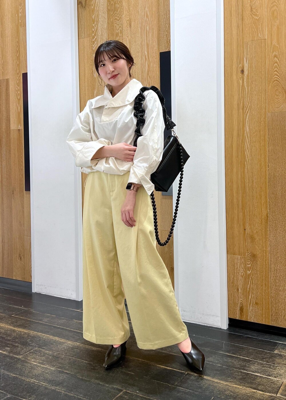 ブラック系のその他シューズ、ホワイト系のシャツ/ブラウス、イエロー系のその他パンツを着用したレディースの冬コーディネートの2枚目の写真
