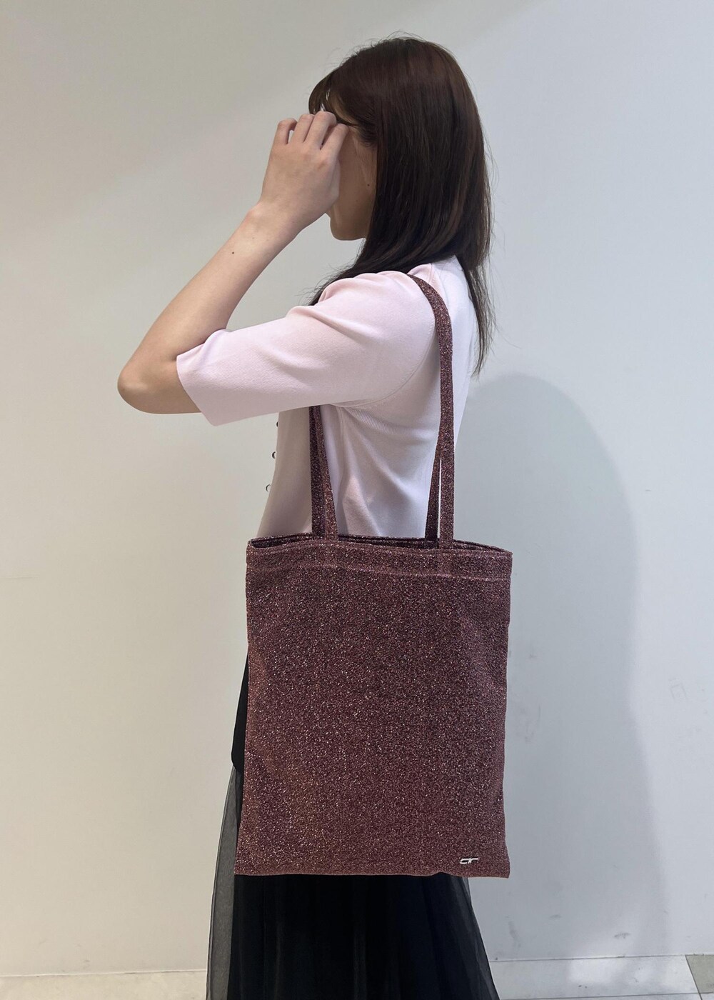 ブラック系のローファー、ブラック系のスカート、ピンク系のトートバッグを着用したレディースの夏コーディネートの5枚目の写真