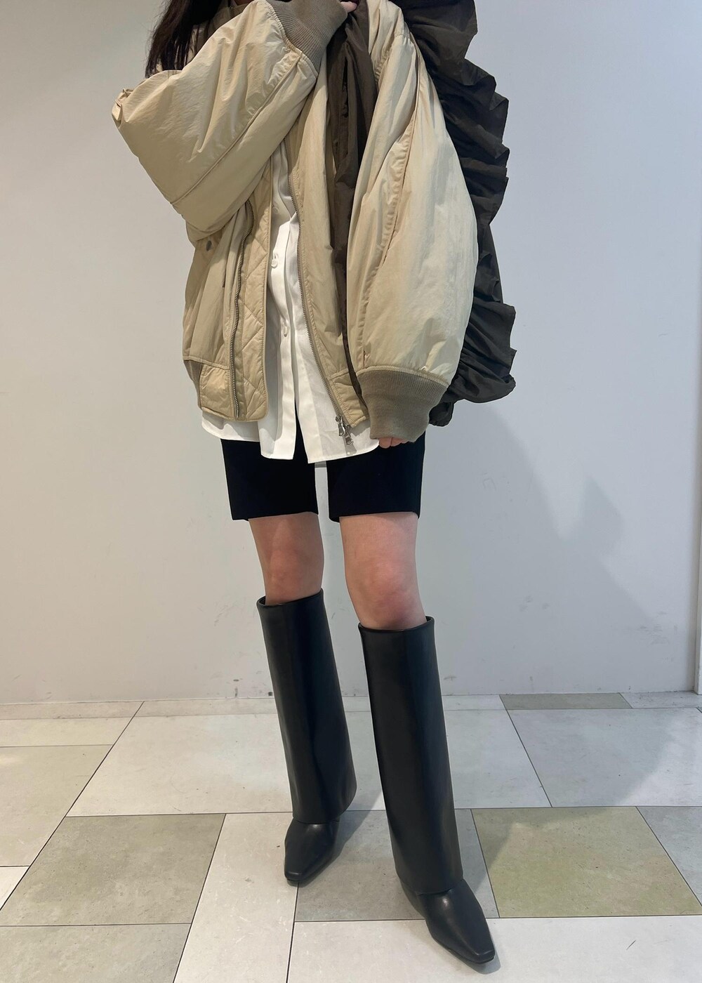 ブラック系のその他パンツ、ベージュ系のMA-1、ブラック系のブーツを着用したレディースの秋コーディネートの4枚目の写真