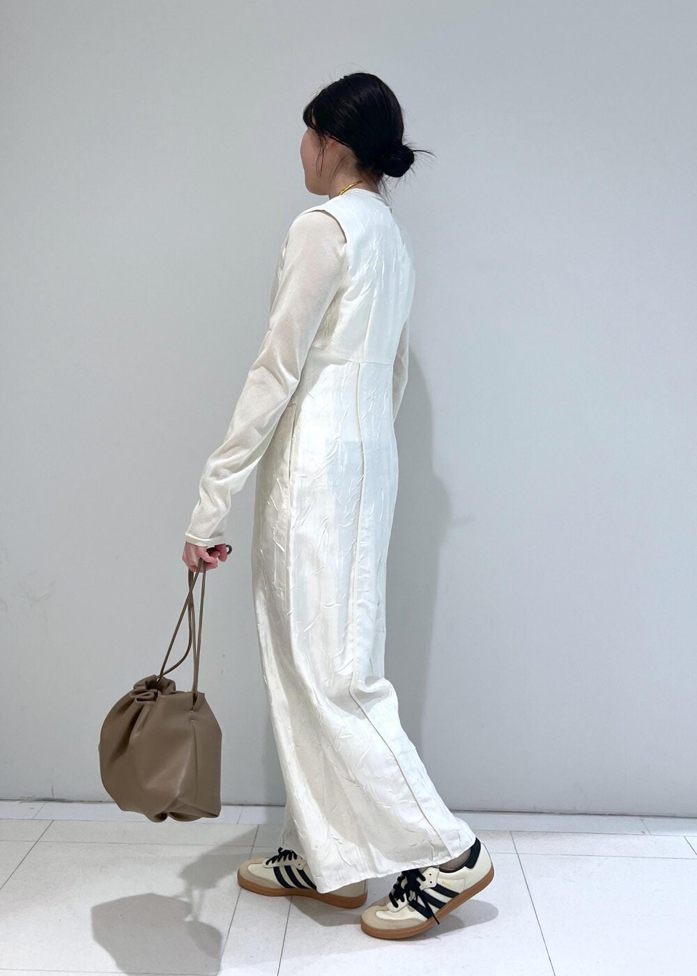 ホワイト系のTシャツ/カットソー、ブラウン系のショルダーバッグ、ホワイト系のつなぎ/オールインワンを着用したレディースの冬コーディネートの2枚目の写真