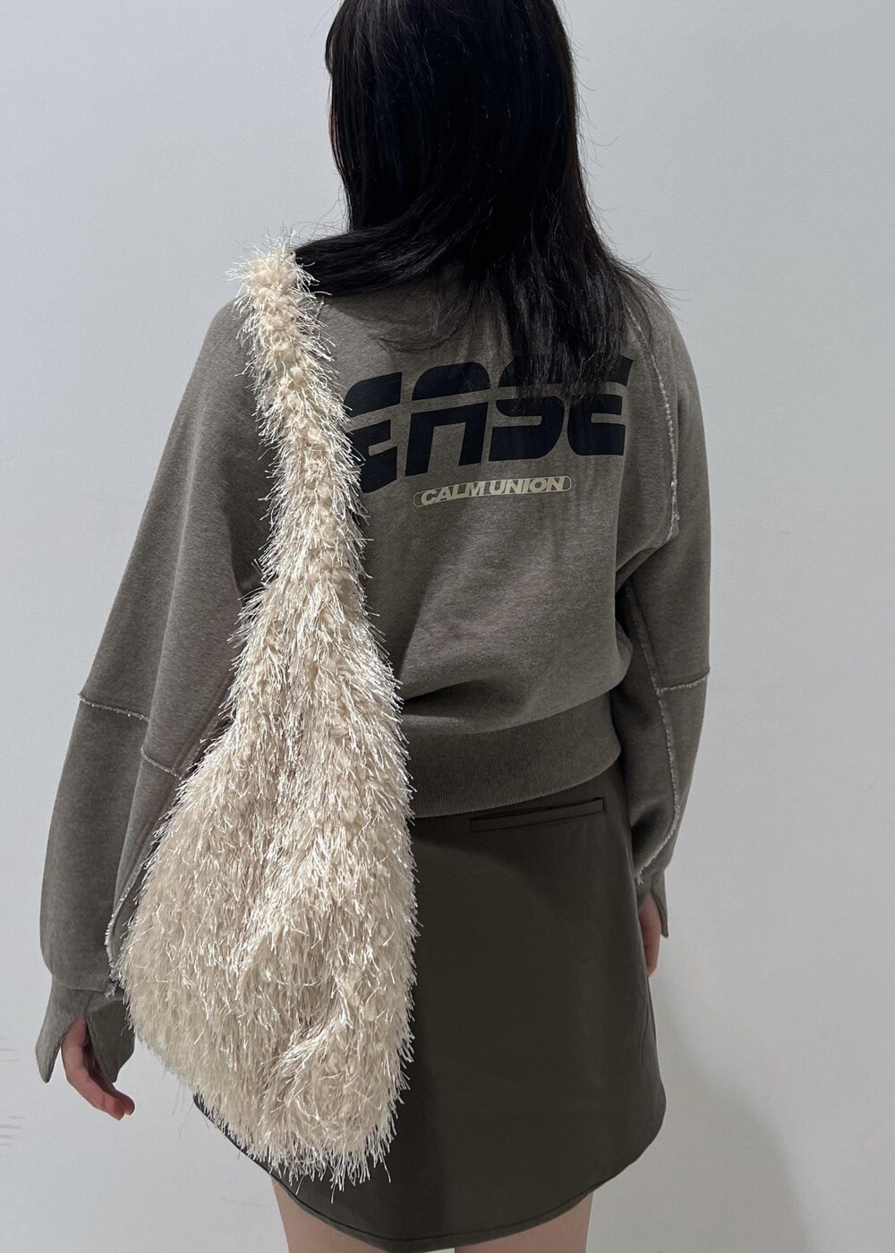 ベージュ系のサンダル、ブラウン系のスカート、ベージュ系のハンドバッグを着用したレディースの秋コーディネートの4枚目の写真