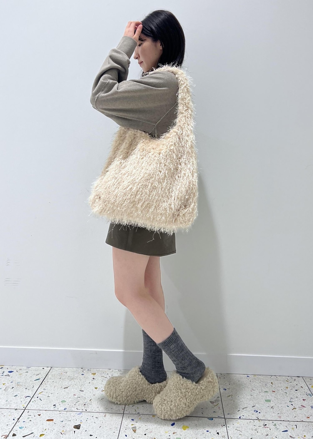 ベージュ系のサンダル、ブラウン系のスカート、ベージュ系のハンドバッグを着用したレディースの秋コーディネートの2枚目の写真