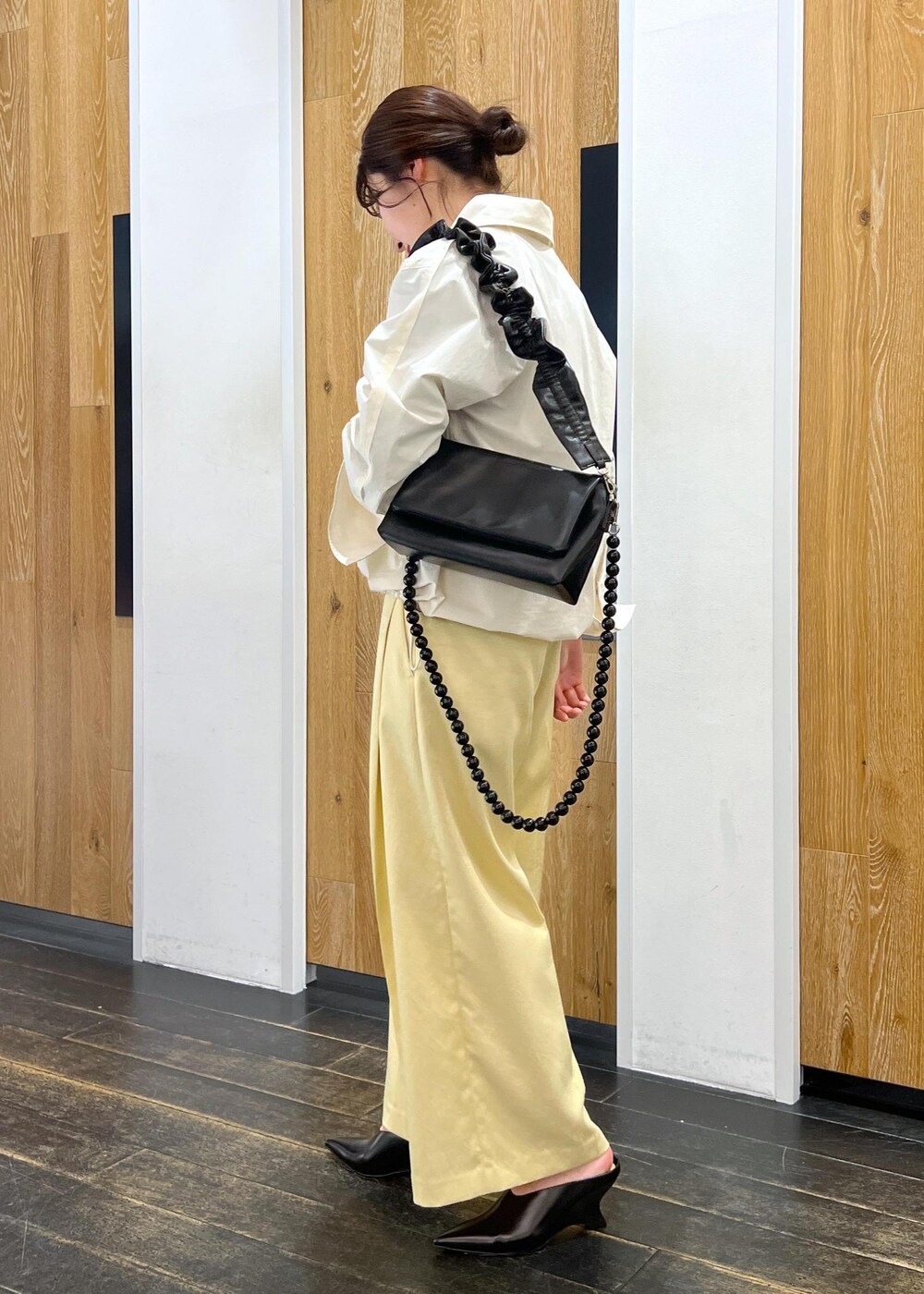 ブラック系のその他シューズ、ホワイト系のシャツ/ブラウス、イエロー系のその他パンツを着用したレディースの冬コーディネートの3枚目の写真