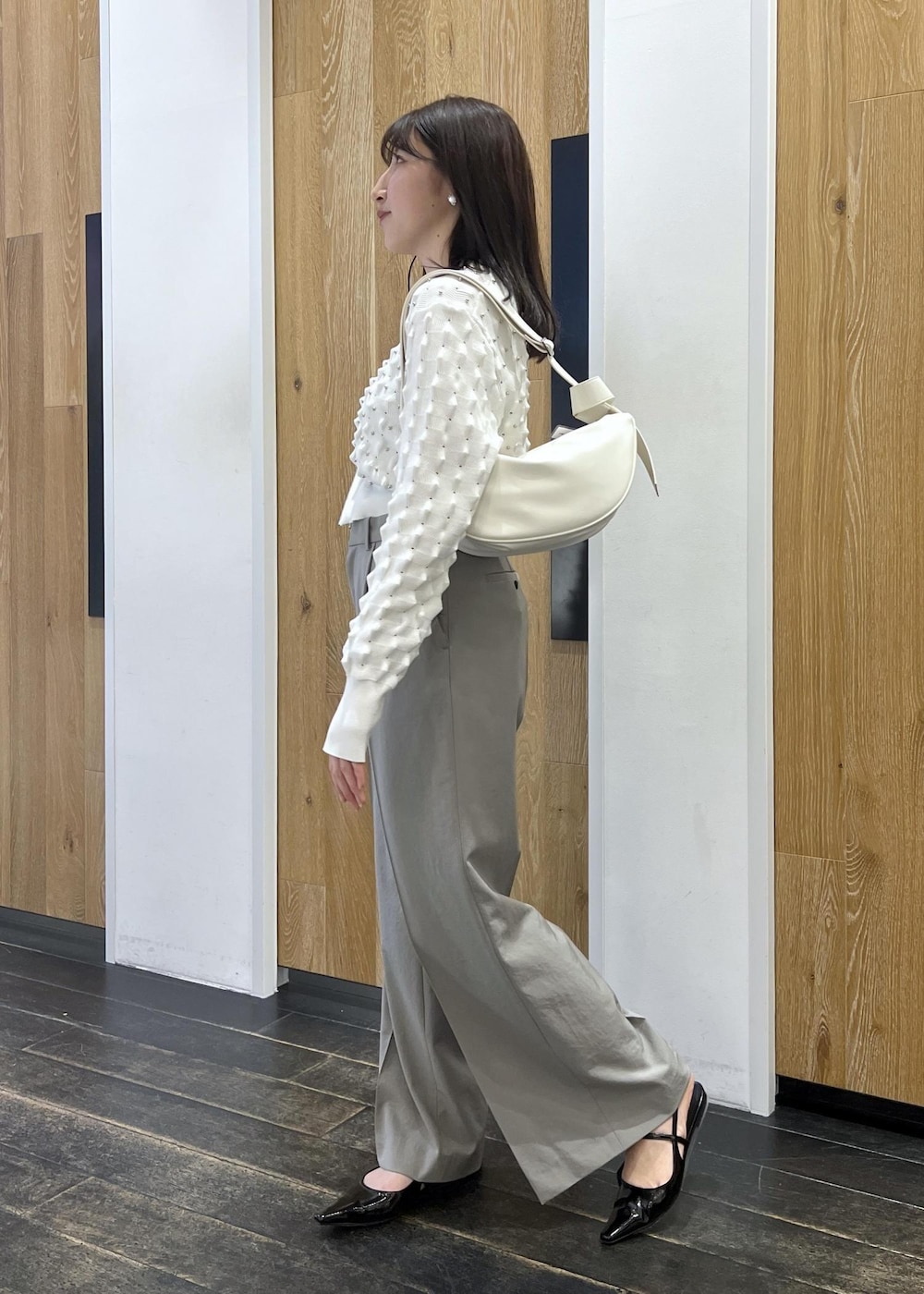ブラック系のその他シューズ、ホワイト系のショルダーバッグ、ホワイト系のカーディガン/ボレロを着用したレディースの春コーディネートの2枚目の写真