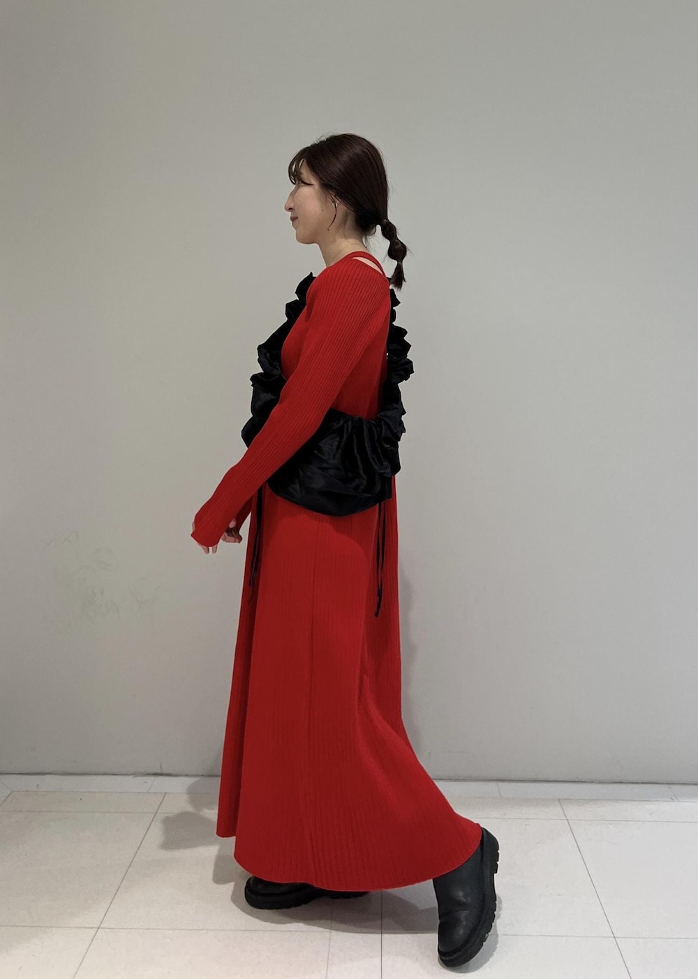 ブラック系のブーツを着用したレディースの秋コーディネートの4枚目の写真