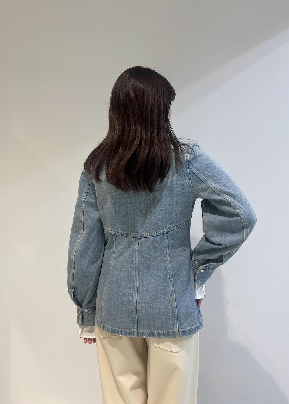 ホワイト系のショルダーバッグ、ホワイト系のその他パンツ、ホワイト系のTシャツ/カットソーを着用したレディースの冬コーディネートの3枚目の写真