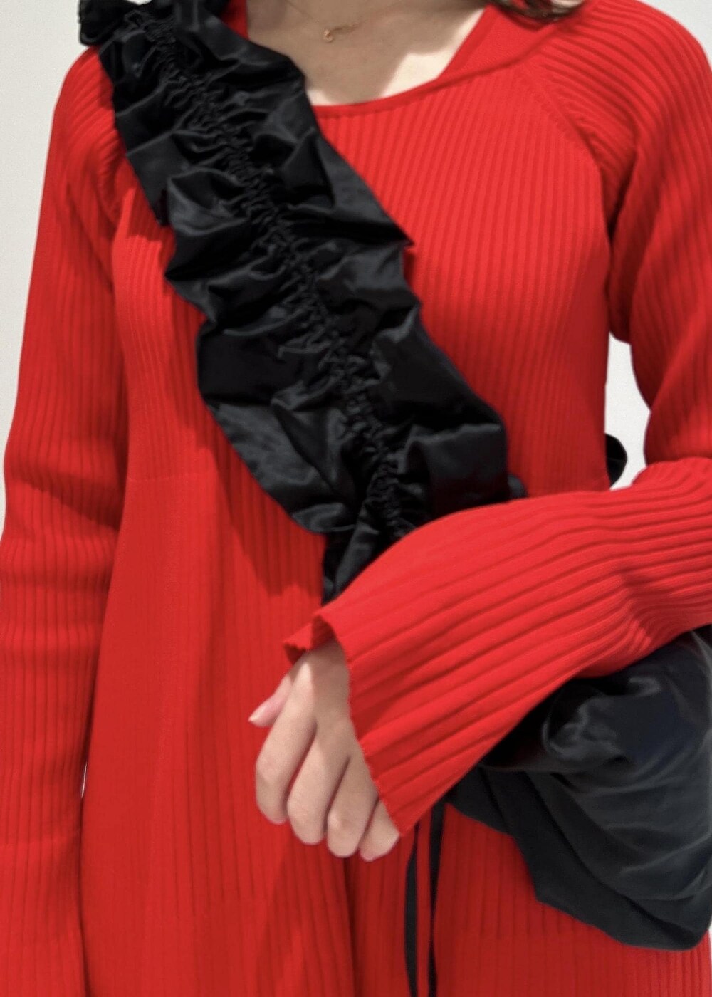 ブラック系のブーツを着用したレディースの秋コーディネートの3枚目の写真