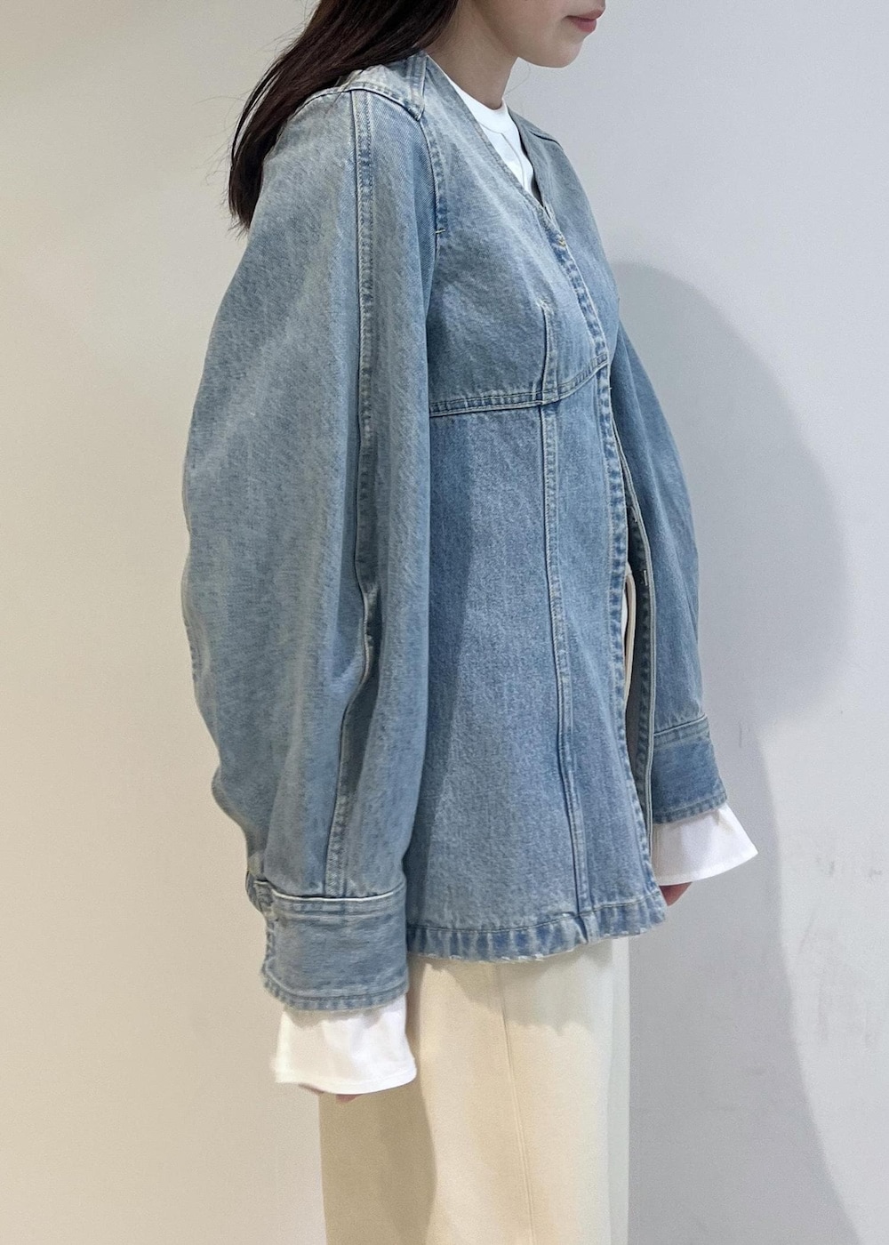 ホワイト系のショルダーバッグ、ホワイト系のその他パンツ、ホワイト系のTシャツ/カットソーを着用したレディースの冬コーディネートの4枚目の写真