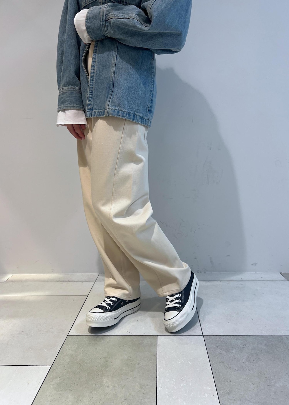 ホワイト系のショルダーバッグ、ホワイト系のその他パンツ、ホワイト系のTシャツ/カットソーを着用したレディースの冬コーディネートの5枚目の写真