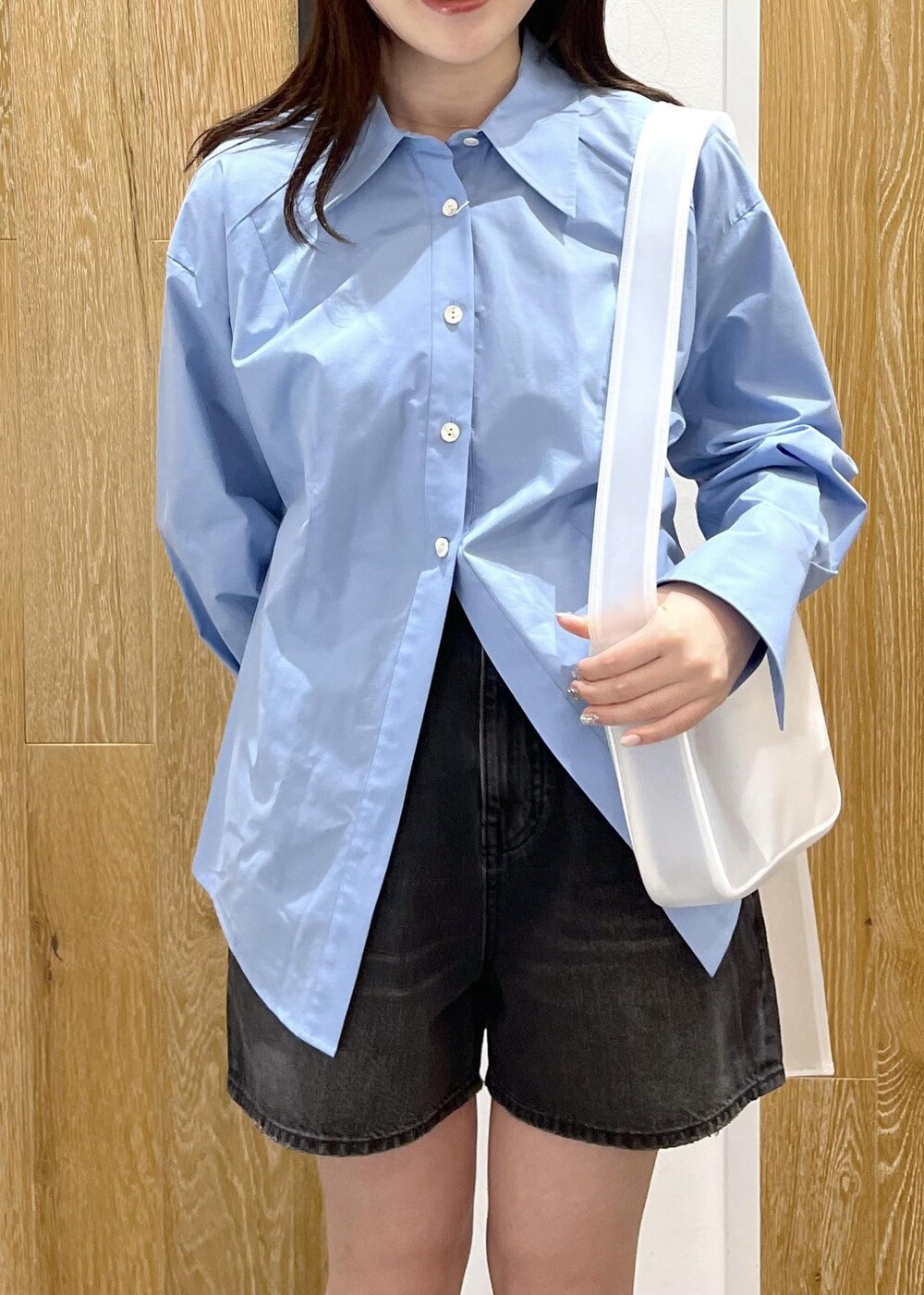 ブラック系のサンダル、ブラック系のデニムパンツ、ブルー系のシャツ/ブラウスを着用したレディースの春コーディネートの3枚目の写真