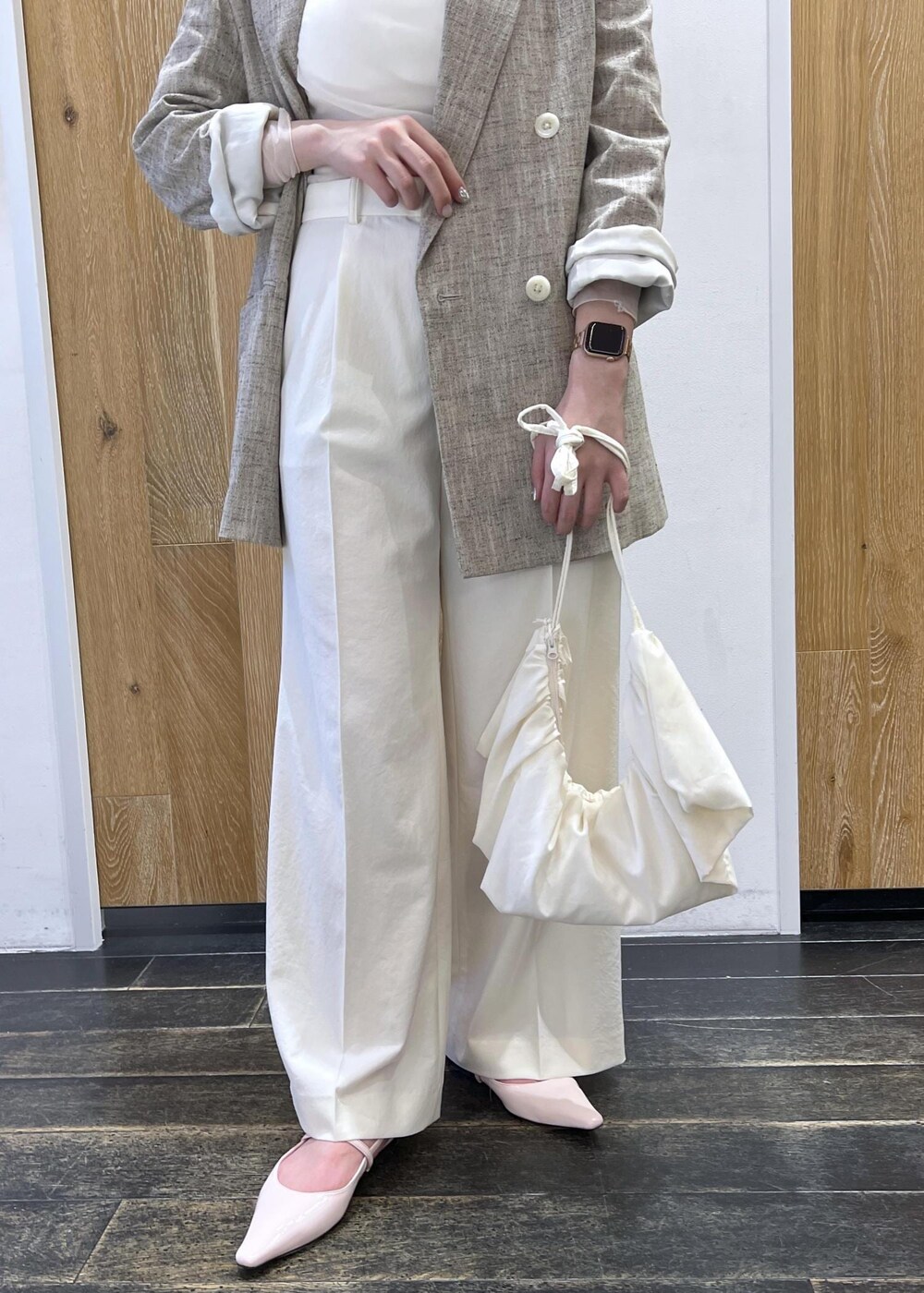 ピンク系のその他シューズ、ホワイト系のTシャツ/カットソー、ホワイト系のスラックスを着用したレディースの春コーディネートの6枚目の写真