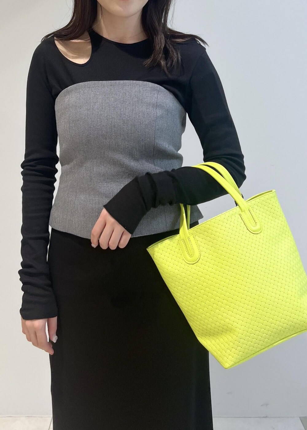 シルバー系のサンダル、ブラック系のワンピース、グリーン系のトートバッグを着用したレディースの春コーディネートの4枚目の写真