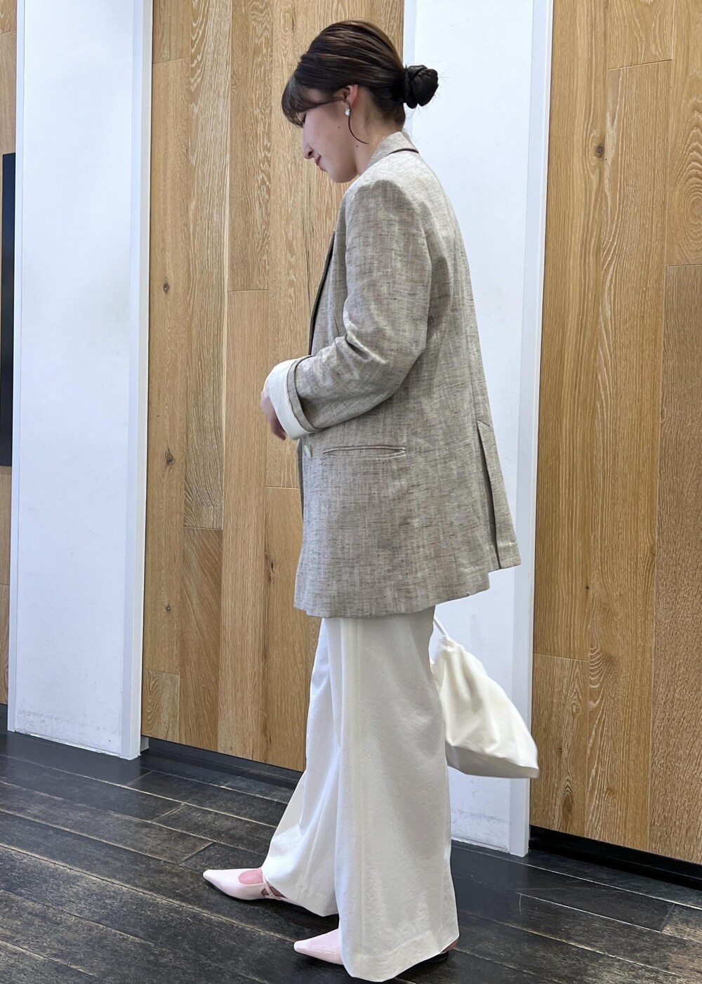 ピンク系のその他シューズ、ホワイト系のTシャツ/カットソー、ホワイト系のスラックスを着用したレディースの春コーディネートの2枚目の写真