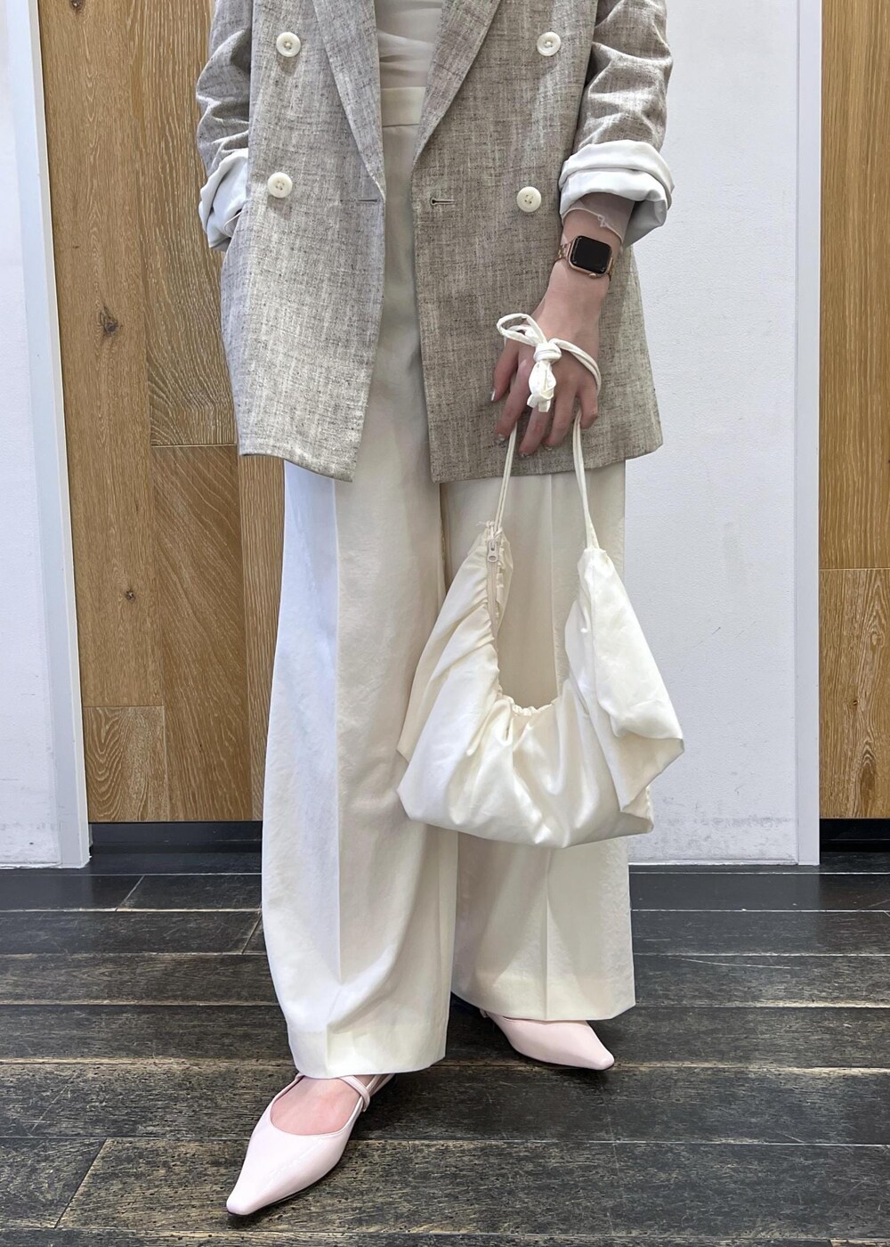 ピンク系のその他シューズ、ホワイト系のTシャツ/カットソー、ホワイト系のスラックスを着用したレディースの春コーディネートの5枚目の写真