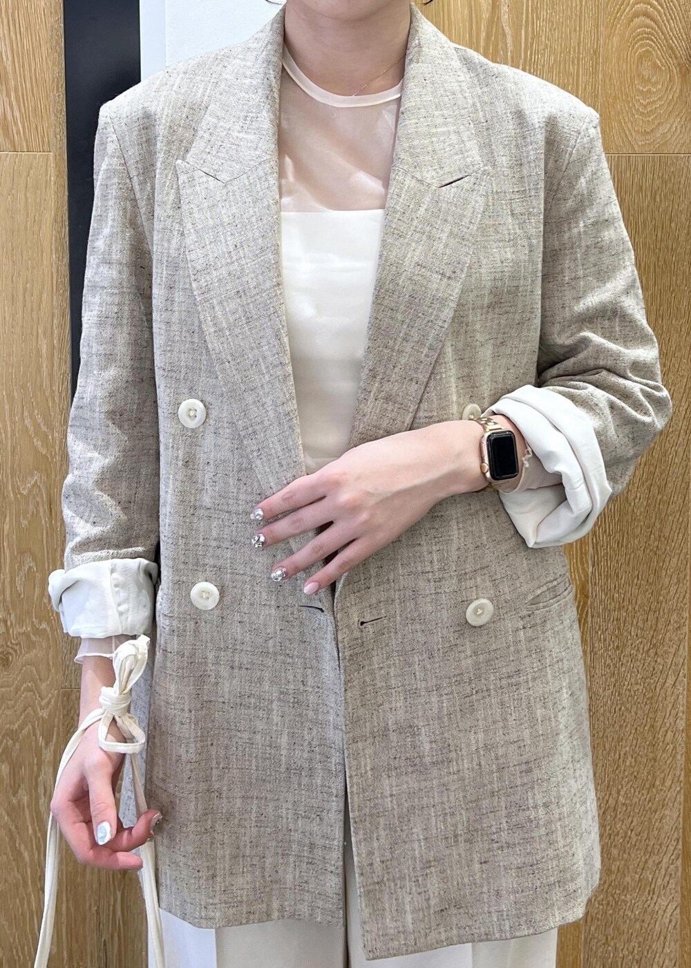 ピンク系のその他シューズ、ホワイト系のTシャツ/カットソー、ホワイト系のスラックスを着用したレディースの春コーディネートの3枚目の写真