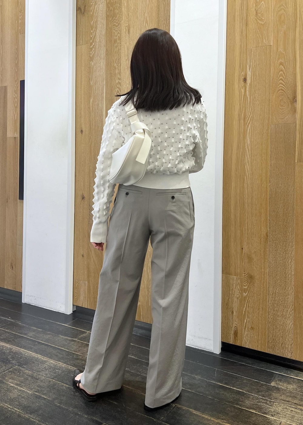 ブラック系のその他シューズ、ホワイト系のショルダーバッグ、ホワイト系のカーディガン/ボレロを着用したレディースの春コーディネートの3枚目の写真