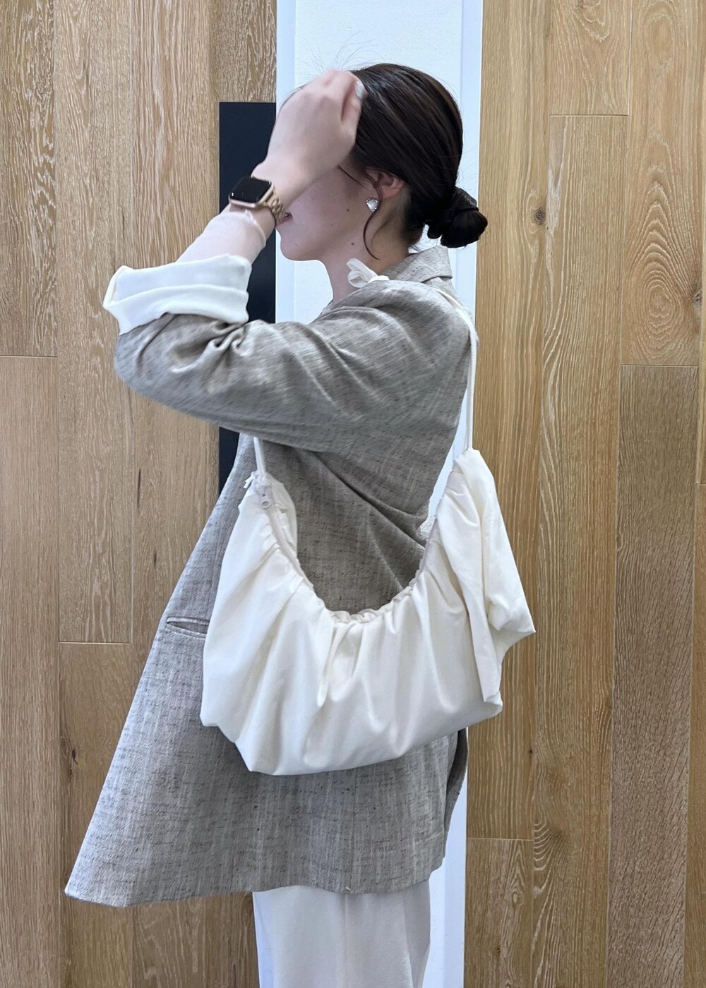 ピンク系のその他シューズ、ホワイト系のTシャツ/カットソー、ホワイト系のスラックスを着用したレディースの春コーディネートの4枚目の写真