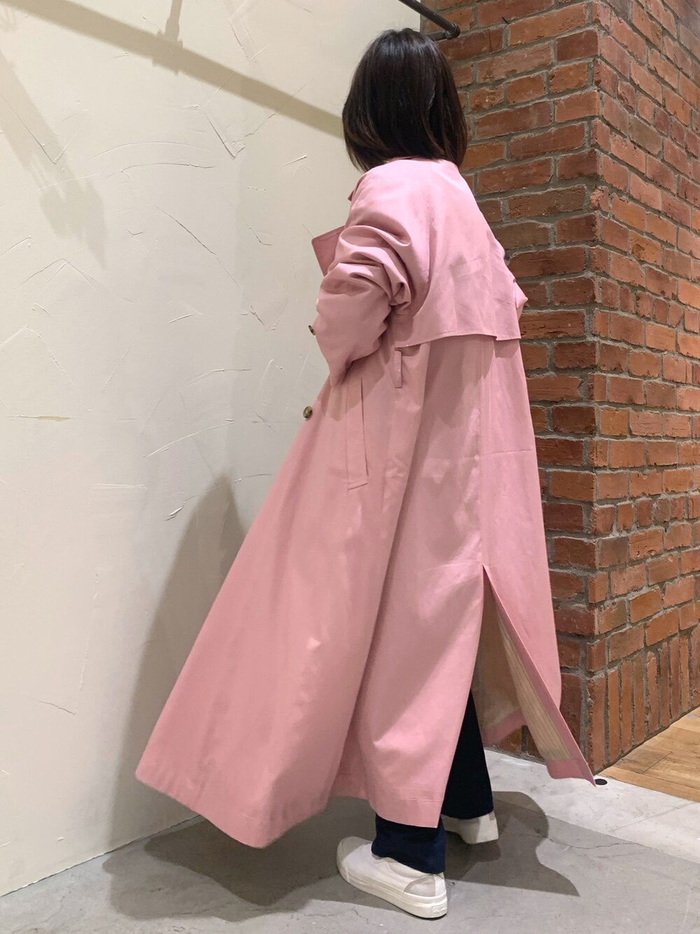 ホワイト系のTシャツ/カットソー、ブルー系のその他パンツ、ピンク系のトレンチコートを着用したレディースの春コーディネートの2枚目の写真