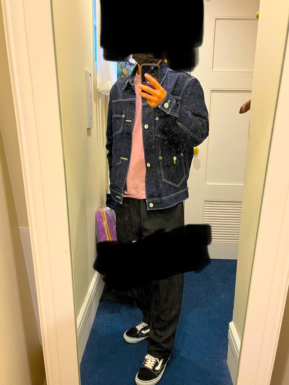 ブラック系のスニーカー、ブルー系のデニムジャケット、ピンク系のTシャツ/カットソーを着用したメンズの夏コーディネートの2枚目の写真