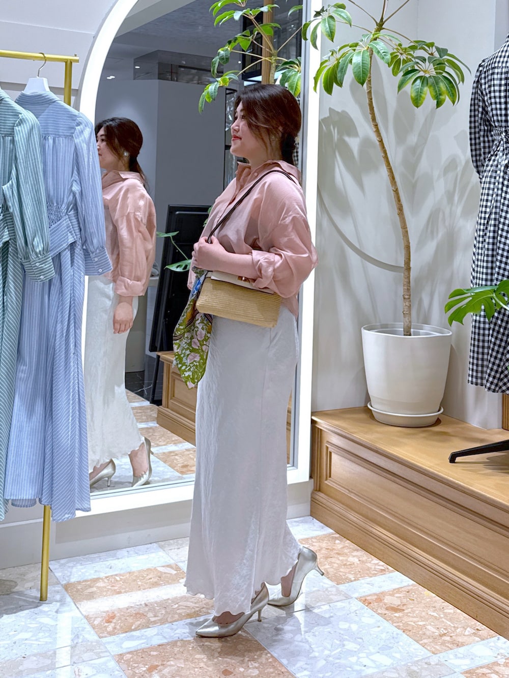「春コーデ、シアートップス、おでかけコーデ、オトナ女子、大人可愛い、春カラー、オトナカジュアル、きれいめカジュアル、タイトスカート、サテンスカート、春服、シアーシャツ、ゆるコーデ、スカートコーデ、シアー」|「La boutique BonBonの【名品・新色登場!】シアークロップドシャツ(シャツ/ブラウス、ピンク系)」を使った、takumaさん(レディース・160cm)の春コーディネートの2枚目の写真