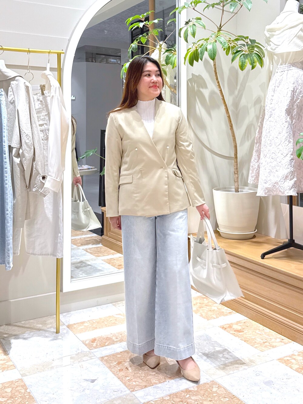 「春コーデ、大人かわいい、キレイめ、休日、シンプルスタイル、ベージュコーデ、オトナカワイイ、デニムコーデ、ジャケット、レースワンピース、ジャケットスタイル、ノーカラージャケット、大人カジュアル、今日のコーデ、デニム」｜「La boutique BonBonの【美脚見え】バックレースアップデニムワイドパンツ（デニムパンツ、ブルー系）」を使った、takumaさん（レディース・160cm）の春コーディネートの2枚目の写真