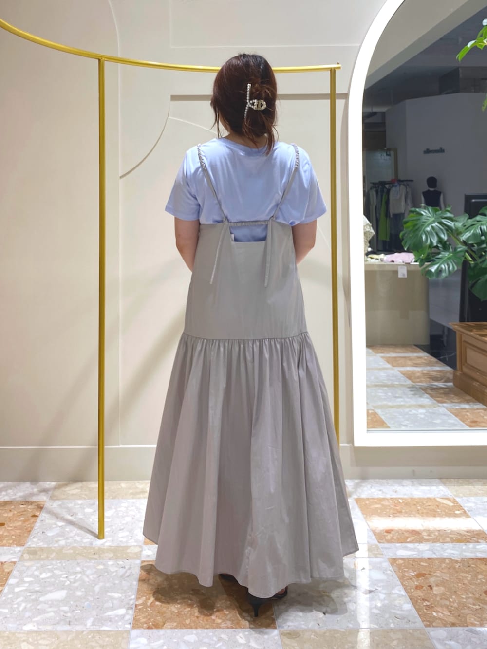 「レイヤードスタイル、夏コーデ、休日スタイル、シンプルスタイル、おでかけコーデ、夏服、ワンピースコーデ、ロングワンピース、ブルー、大人かわいい、アラフォー、ロゴT、キャミワンピ、楽チンコーデ、大人女子」｜「La boutique BonBonの【miki監修カラーあり】ティアードキャミワンピース（ワンピース、グレー系）」を使った、takumaさん（骨格ストレート・レディース・160cm）の夏コーディネートの4枚目の写真