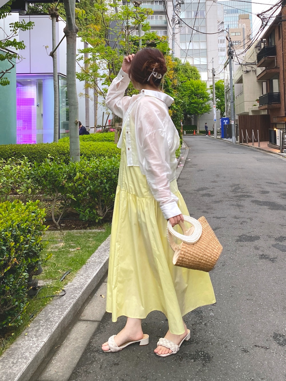 「お出かけコーデ、キャミワンピ、イエロー、オトナ女子、休日スタイル、デートコーデ、シアーシャツ、レイヤード、レイヤードスタイル、韓国ファッション、シアートップス、春夏コーデ、シンプルコーデ、ワンピース、きれいめカジュアル」｜「La boutique BonBonのティアードキャミワンピース（ワンピース、イエロー系）」を使った、takumaさん（骨格ストレート・レディース・160cm）の春コーディネートの3枚目の写真
