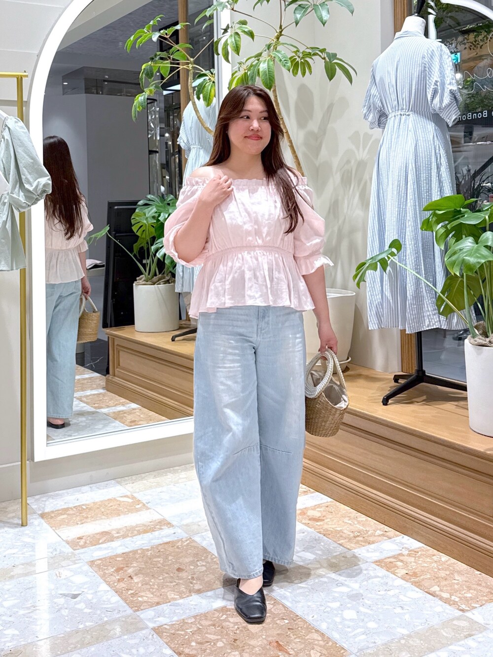 「春めき満開コーデ、春色、休日スタイル、デートコーデ、韓国ファッション、お出かけコーデ、大人カジュアル、春カラー、ラクチンコーデ、キレイめコーデ、パンツスタイル、着回しコーデ、大人ファッション、オトナカジュアル、ピンク」｜「La boutique BonBonの【復刻・全骨格対応】シャーリングギャザーブラウス（シャツ/ブラウス、ピンク系）」を使った、takumaさん（骨格ストレート・レディース・160cm）の春コーディネートの2枚目の写真