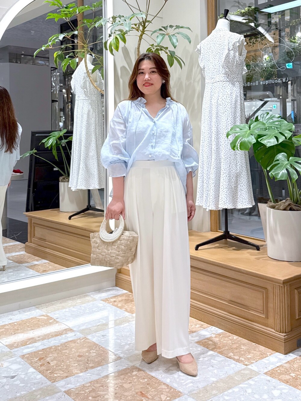 「シンプルスタイル、夏ファッション、パンツコーデ、おでかけコーデ、ブラウスコーデ、淡色女子、オフィススタイル、大人可愛い、淡色コーデ、きれいめカジュアル、シアートップス、夏コーデ、韓国ファッション、シャツスタイル、大人ファッション」｜「La boutique BonBonの【愛されエアリーブラウス】シアーリネン混パール釦リボンブラウス（シャツ/ブラウス、ブルー系）」を使った、takumaさん（骨格ストレート・レディース・160cm）の夏コーディネートの3枚目の写真