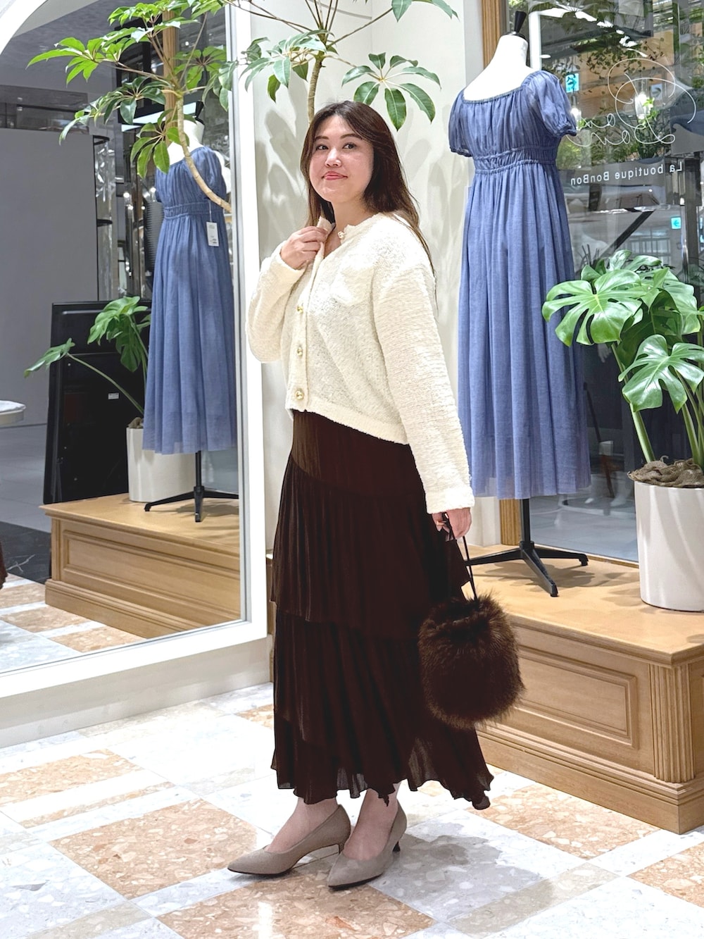 「ブラウン、着こなしのちょこっとテク、お出かけコーデ、ロングスカート、デートコーデ、休日スタイル、韓国ファッション、きれいめカジュアル、シンプルコーデ、秋先取りコーデ、大人かわいい、秋服準備はじめました、イレヘムスカート、カーディガン、テーマパークコーデ」｜「La boutique BonBonの【清涼感あり】ペーパーニットジャケットカーディガン（カーディガン/ボレロ、ホワイト系）」を使った、takumaさん（骨格ストレート・レディース・160cm）の夏コーディネートの3枚目の写真