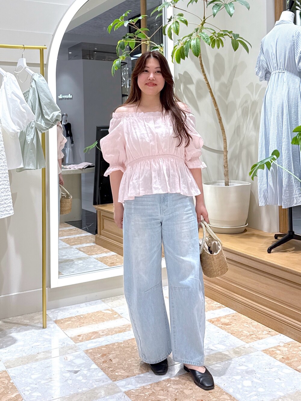 「春めき満開コーデ、春色、休日スタイル、デートコーデ、韓国ファッション、お出かけコーデ、大人カジュアル、春カラー、ラクチンコーデ、キレイめコーデ、パンツスタイル、着回しコーデ、大人ファッション、オトナカジュアル、ピンク」｜「La boutique BonBonの【復刻・全骨格対応】シャーリングギャザーブラウス（シャツ/ブラウス、ピンク系）」を使った、takumaさん（骨格ストレート・レディース・160cm）の春コーディネートの3枚目の写真