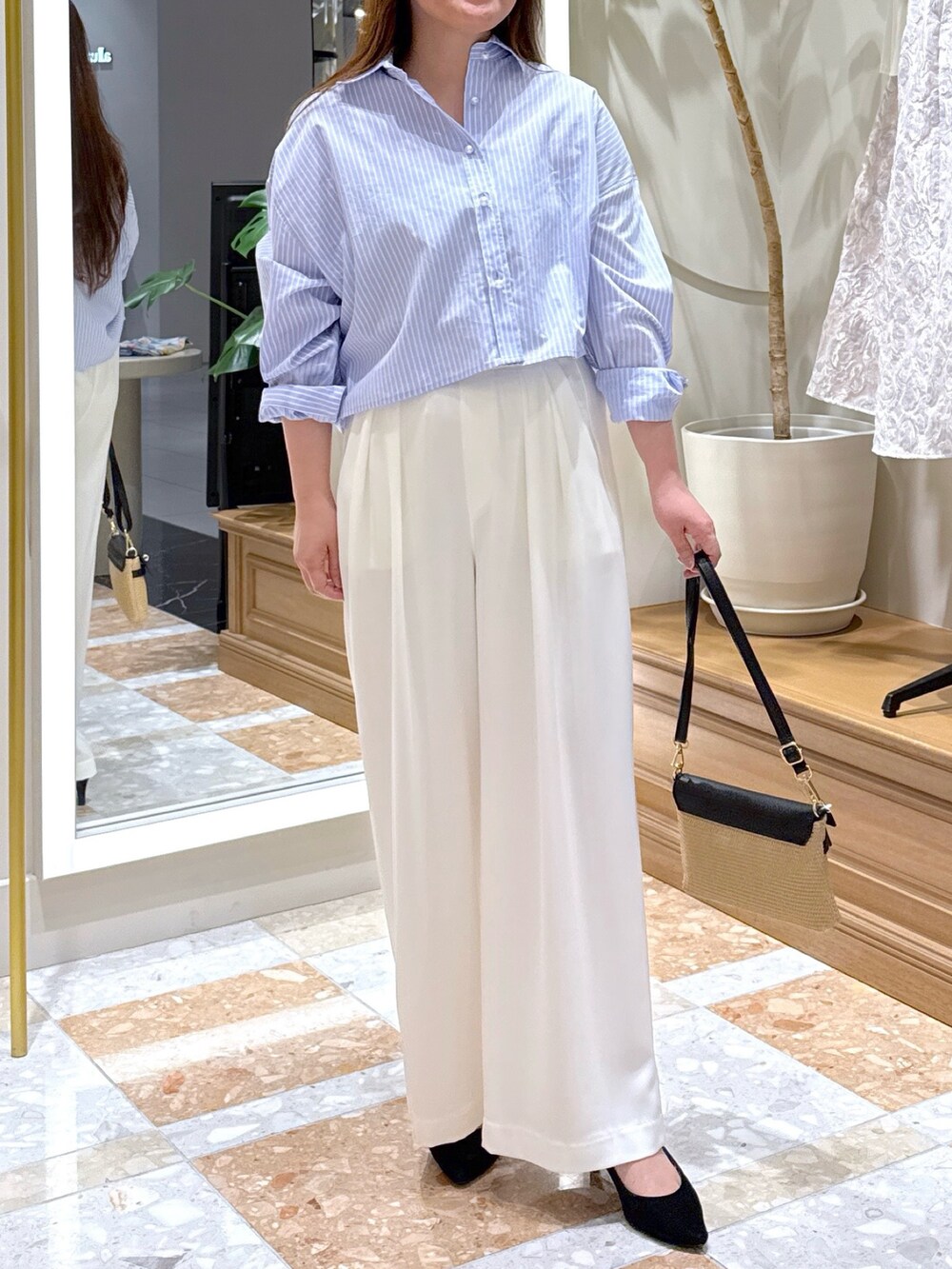 「春色、春めき満開コーデ、ストライプシャツ、淡色コーデ、韓国ファッション、休日スタイル、お出かけコーデ、お出かけスタイル、リラックススタイル、キレイめコーデ、大人かわいい、シャツコーデ、クロップドトップス、春服みてみて、パンツコーデ」｜「La boutique BonBonの【オウレンティ】コンビショルダーバッグ（トートバッグ、ブラック系）」を使った、takumaさん（骨格ストレート・レディース・160cm）の春コーディネートの3枚目の写真