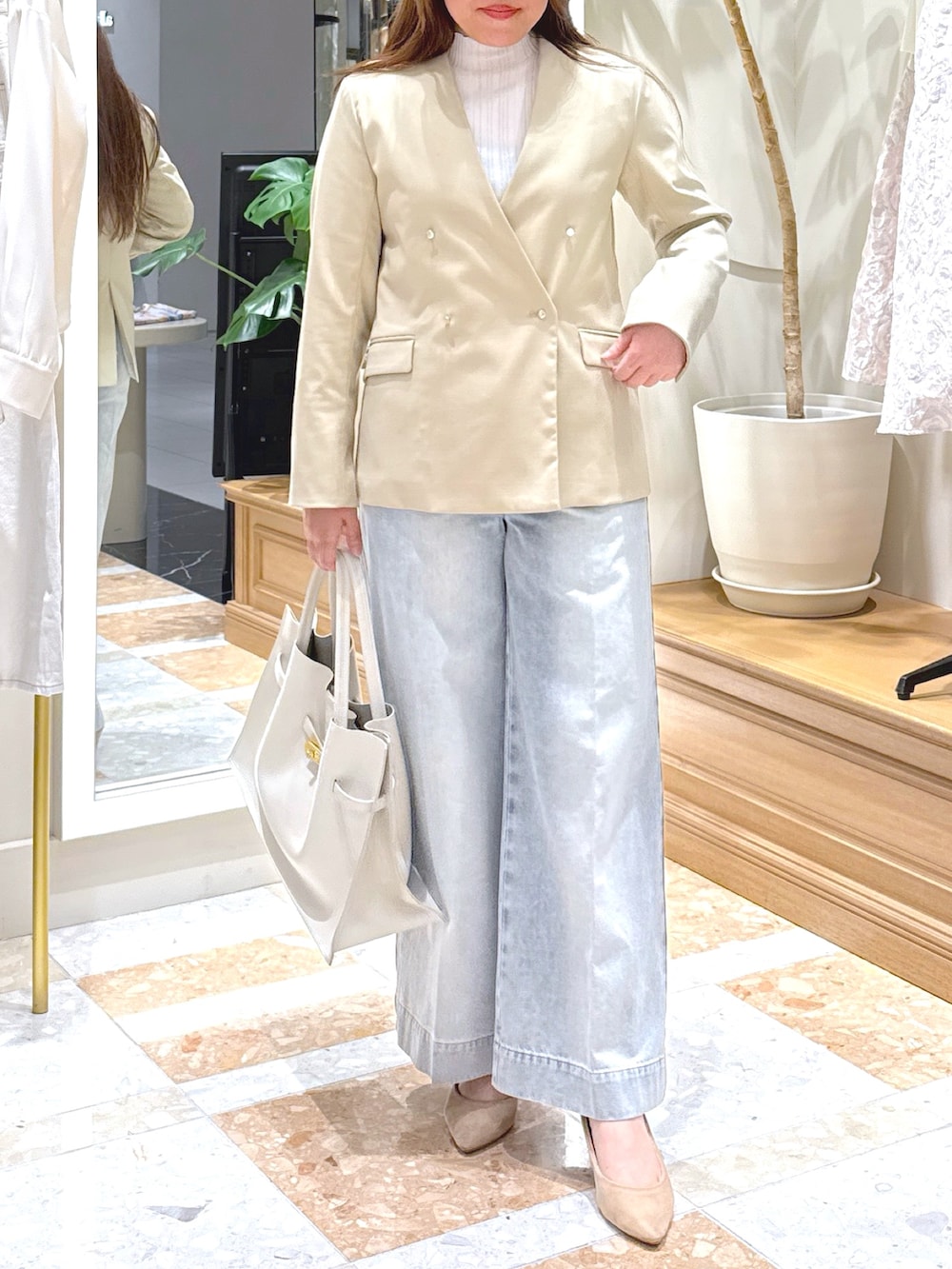 「春コーデ、大人かわいい、キレイめ、休日、シンプルスタイル、ベージュコーデ、オトナカワイイ、デニムコーデ、ジャケット、レースワンピース、ジャケットスタイル、ノーカラージャケット、大人カジュアル、今日のコーデ、デニム」｜「La boutique BonBonの【美脚見え】バックレースアップデニムワイドパンツ（デニムパンツ、ブルー系）」を使った、takumaさん（レディース・160cm）の春コーディネートの3枚目の写真