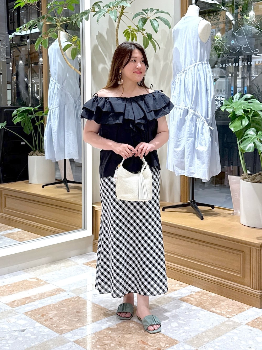 「夏ルックで気分アップ、フリル、休日スタイル、シンプルコーデ、きれいめカジュアル、夏コーデ、韓国ファッション、オトナカワイイ、リラックススタイル、大人可愛い、40代コーデ、チェック、チェックスカート、ギンガムチェック、ギンガムチェックスカート」｜「La boutique BonBonのコットンシルクラッフルブラウス（シャツ/ブラウス、ブルー系）」を使った、takumaさん（骨格ストレート・レディース・160cm）の夏コーディネートの3枚目の写真