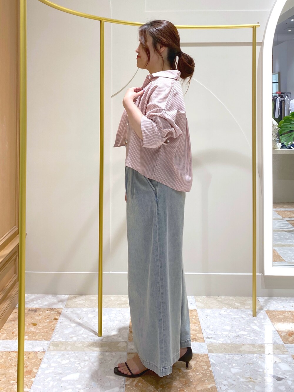 「シンプルスタイル、大人かわいい、ゆるコーデ、キレイめ、オトナ女子、お出かけスタイル、オトナカジュアル、シンプルカジュアル、シンプル、夏コーデ、韓国ファッション、ストライプシャツ、ストライプ、シャツスタイル、デニム」｜「La boutique BonBonのハイウエストバギーデニムパンツ（デニムパンツ、ブルー系）」を使った、takumaさん（骨格ストレート・レディース・160cm）の夏コーディネートの4枚目の写真