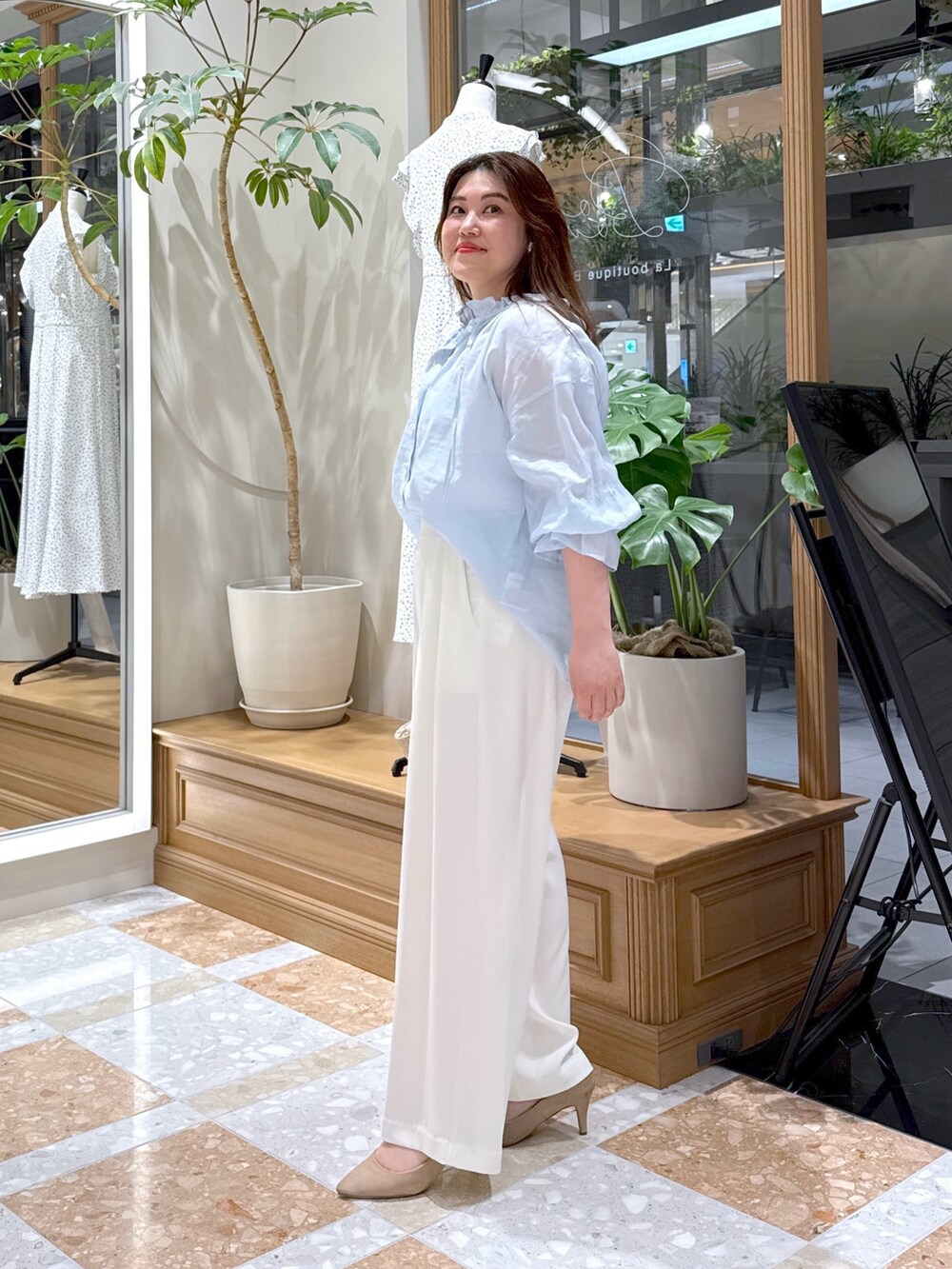 「シンプルスタイル、夏ファッション、パンツコーデ、おでかけコーデ、ブラウスコーデ、淡色女子、オフィススタイル、大人可愛い、淡色コーデ、きれいめカジュアル、シアートップス、夏コーデ、韓国ファッション、シャツスタイル、大人ファッション」｜「La boutique BonBonの【愛されエアリーブラウス】シアーリネン混パール釦リボンブラウス（シャツ/ブラウス、ブルー系）」を使った、takumaさん（骨格ストレート・レディース・160cm）の夏コーディネートの5枚目の写真