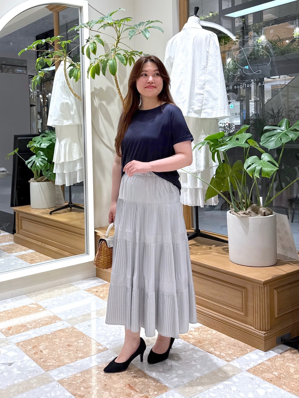 「大人カジュアル、デートコーデ、お出かけコーデ、春夏コーデ、シンプルコーデ、オトナ女子、オトナカジュアル、大人可愛い、シンプルスタイル、Tシャツコーデ、夏、スカートコーデ、Tシャツ、ネイビー、ネイビーコーデ」｜「La boutique BonBonの【名品・二の腕すっきり見え】ターンバックスリーブカットソー（Tシャツ/カットソー、ブルー系）」を使った、takumaさん（骨格ストレート・レディース・160cm）の春コーディネートの3枚目の写真