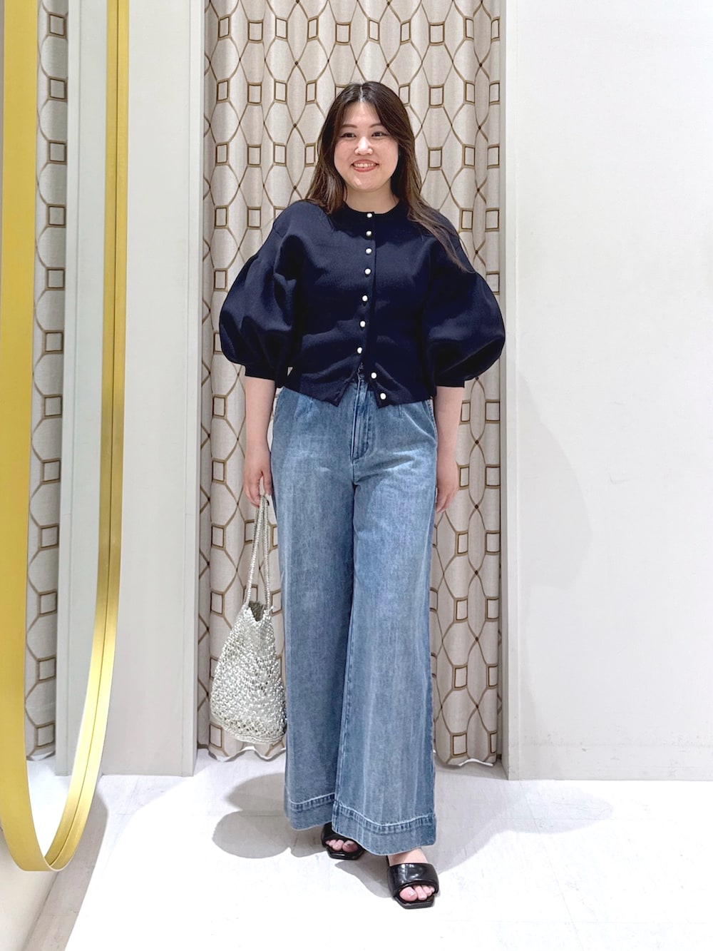 「デニム、夏ルックで気分アップ、シンプルコーデ、きれいめカジュアル、夏コーデ、韓国ファッション、サンダル、お出かけコーデ、ラクチンコーデ、きれいめコーデ、キレイめカジュアル、オトナカジュアル、40代ファッション、カーディガン、テーマパークコーデ」｜「La boutique BonBonの【好評ににつき復刻！・前後2WAY】パールぽわんとスリーブニットカーディガン（カーディガン/ボレロ、ブルー系）」を使った、takumaさん（骨格ストレート・レディース・160cm）の夏コーディネートの3枚目の写真