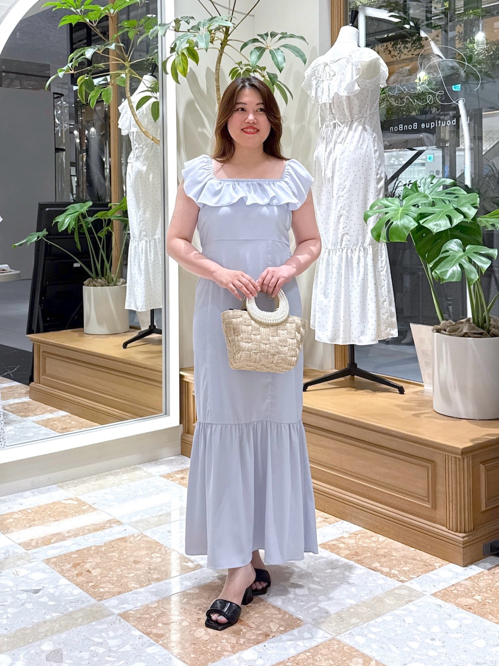 「韓国ファッション、きれいめカジュアル、ワンピース、マーメイドワンピース、ワンピーススタイル、夏ファッション、大人かわいい、ワンピース‎、フリル、ワンピースコーデ、40代ファッション、大人ガーリー、夏コーデ、夏のワントーンコーデ、大人女子」｜「La boutique BonBonの【スタッフmiki監修・3サイズ展開あり】フリルトリムマーメイドワンピース（ワンピース、ブルー系）」を使った、takumaさん（骨格ストレート・レディース・160cm）の夏コーディネートの3枚目の写真